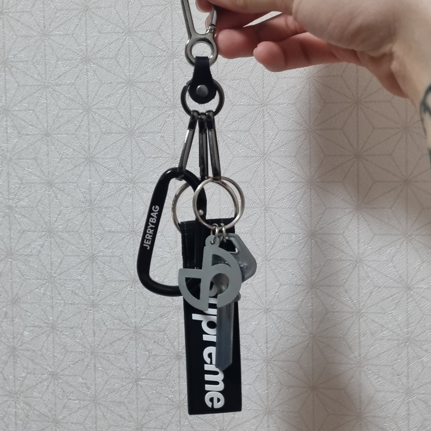 Supreme Ripstop Keychain Black - 24SS 착용 스타일