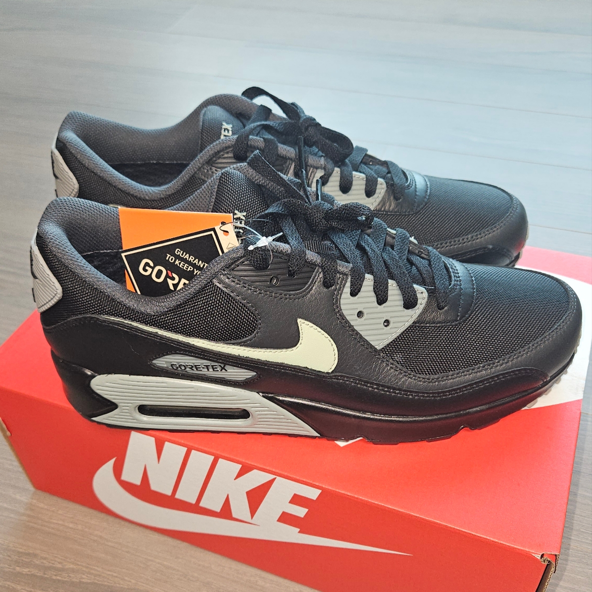 Nike Air Max 90 Gore-Tex Black Honeydew 착용 스타일 - 3