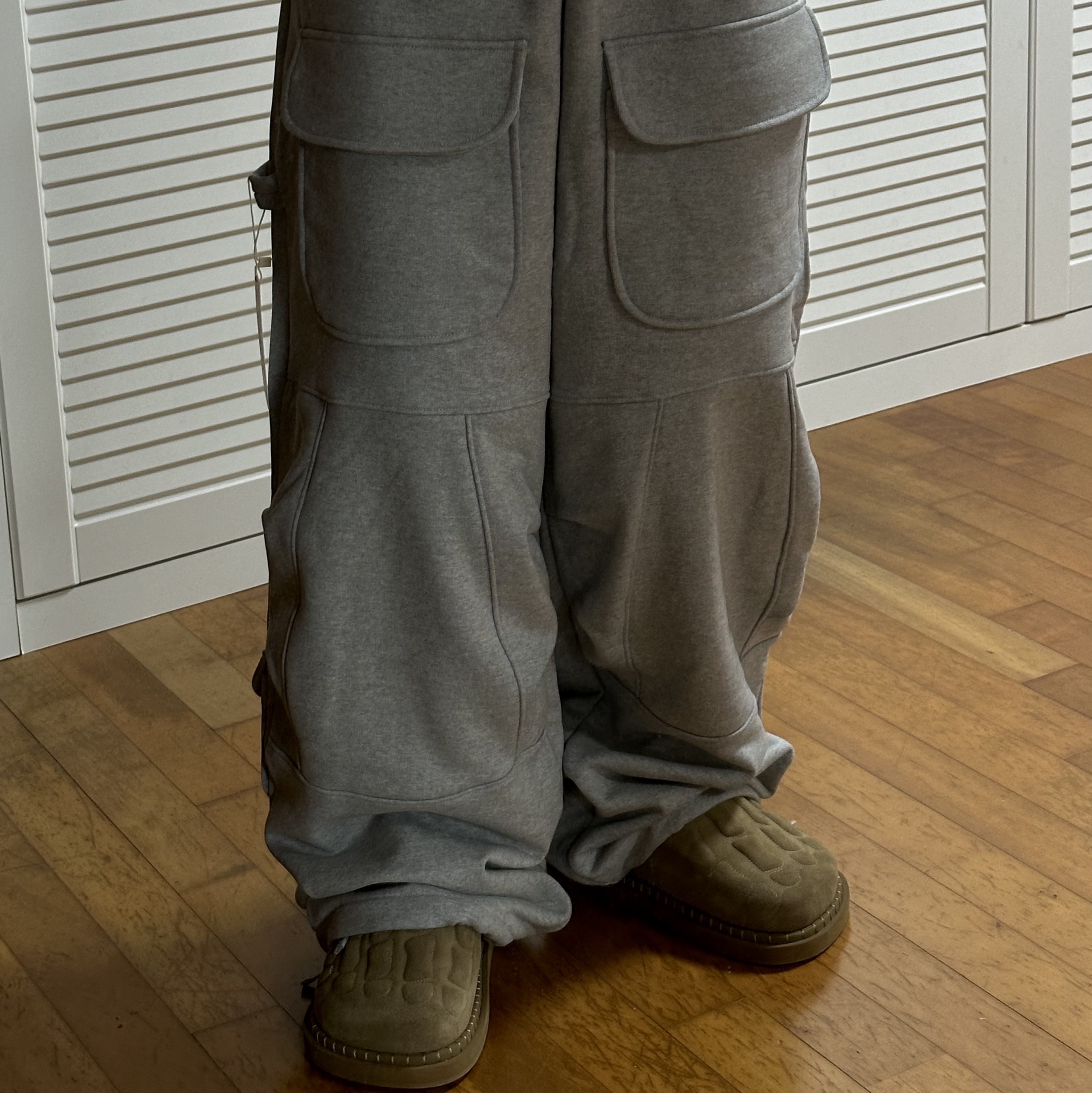 Kinchi x Yiyae Bone Mule Camel, MJD Wide Carpenter Bermuda Shorts Melange Grey 착용 스타일 - 3