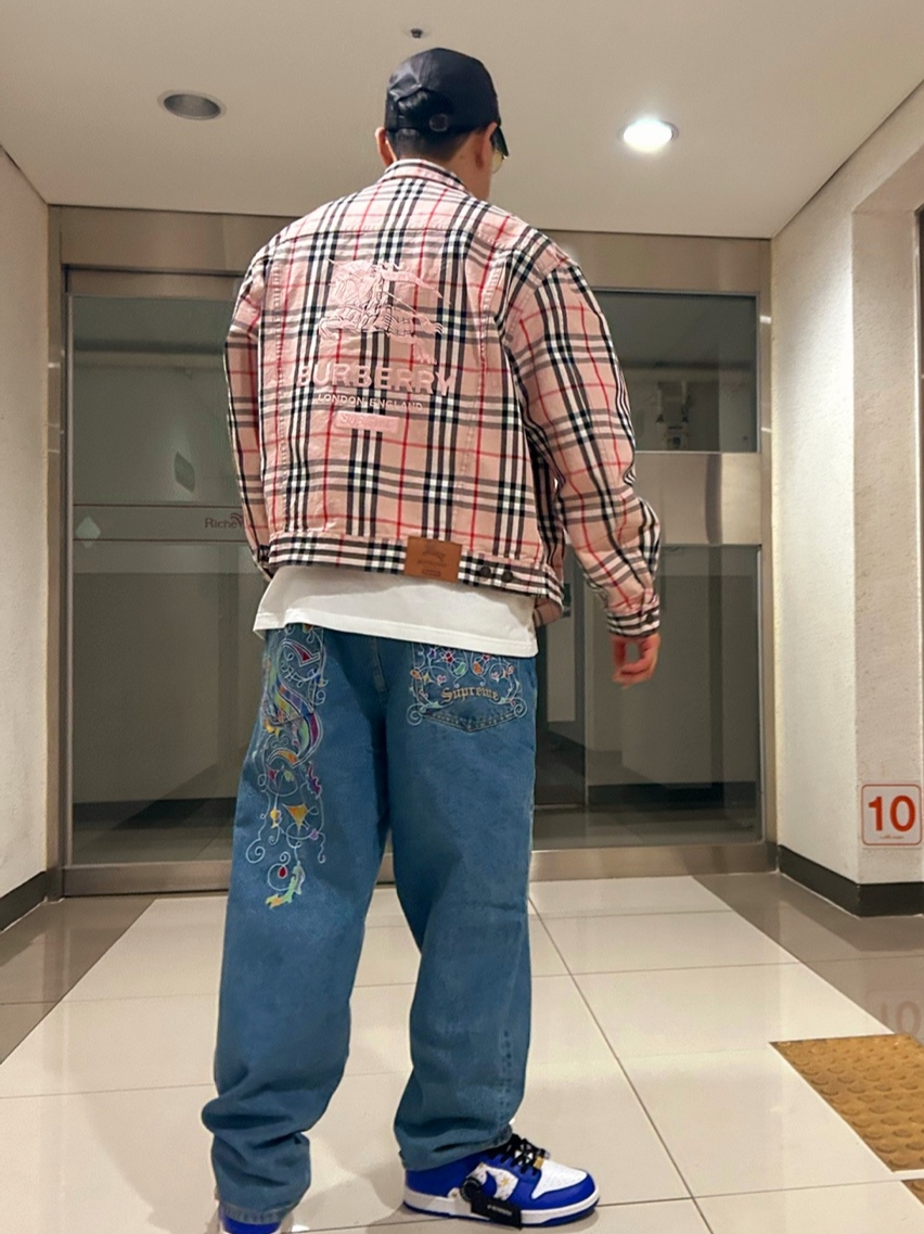 Supreme x Burberry Denim Trucker Jacket Pink - 22SS, Supreme x Coogi Baggy Jean Blue - 23SS 착용 스타일 - 1