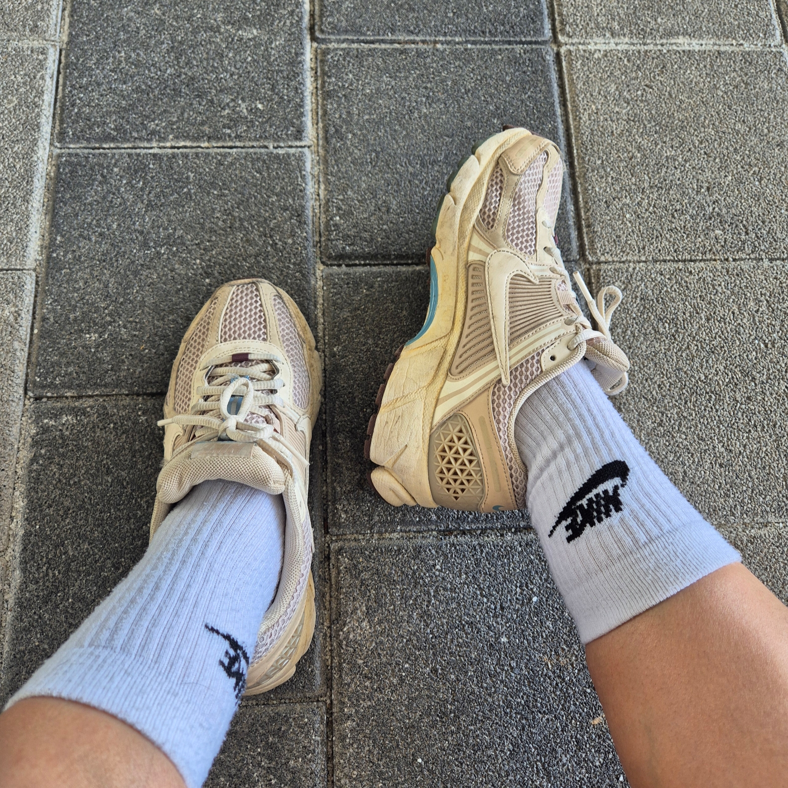 (W) Nike Zoom Vomero 5 Oatmeal 착용 스타일
