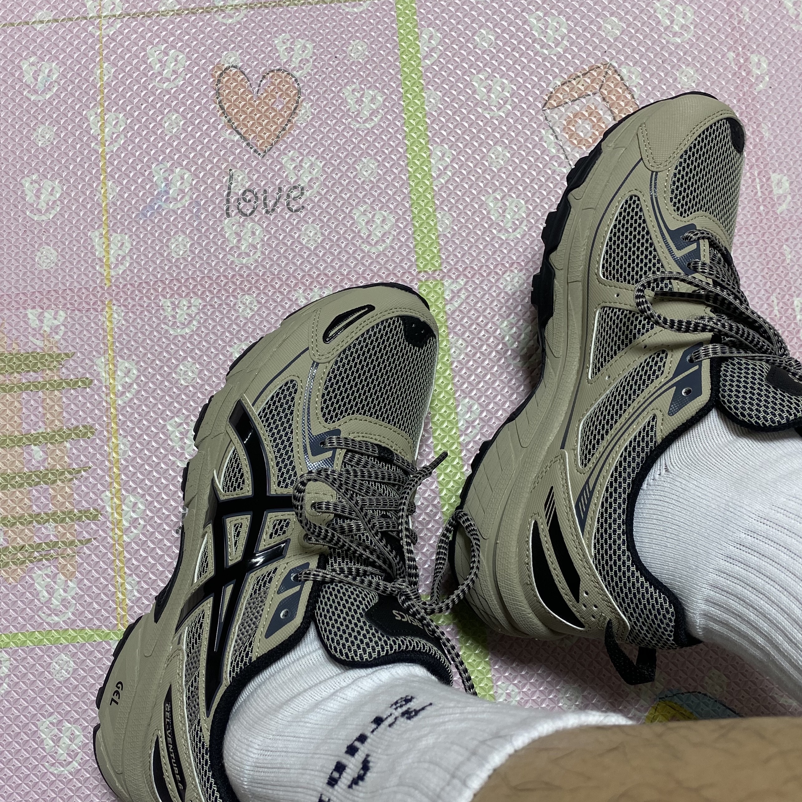Asics Gel-Venture 6 Feather Grey Black, IAB Studio Socks White (5 Pack) 착용 스타일