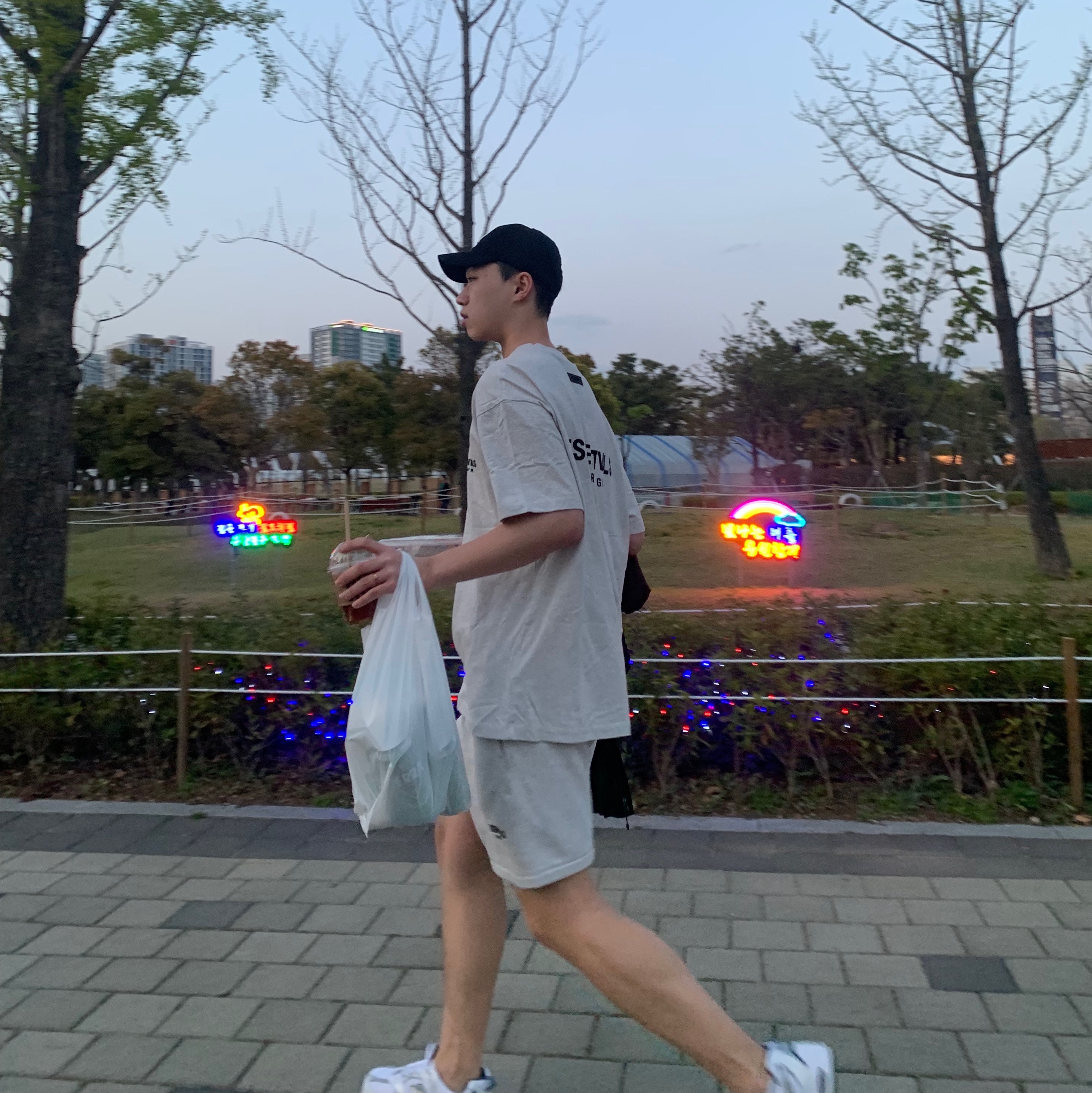 Essentials The Core Collection T-Shirt Light Oatmeal, Essentials The Core Collection Sweatshorts Light Oatmeal 착용 스타일 - 1