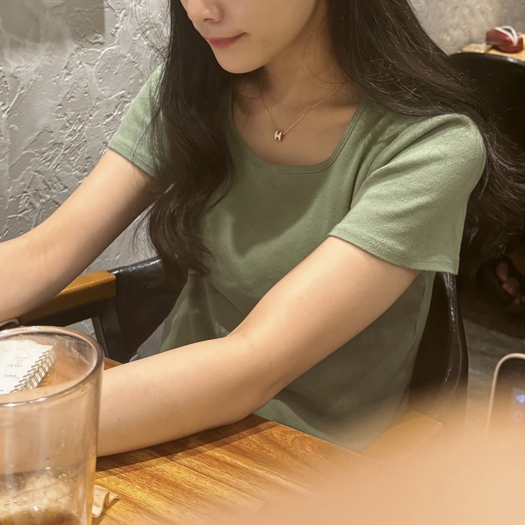 (W) Hermes Mini Pop H Pendant Rose Gold & Blanc 착용 스타일 - 4