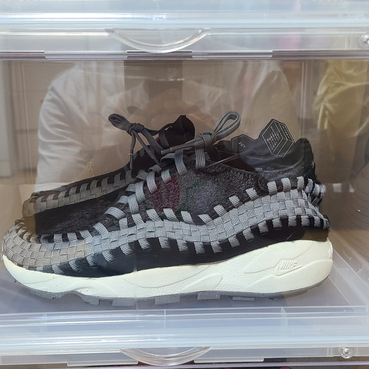 (W) Nike Air Footscape Woven Black and Smoke Grey 착용 스타일 - 1