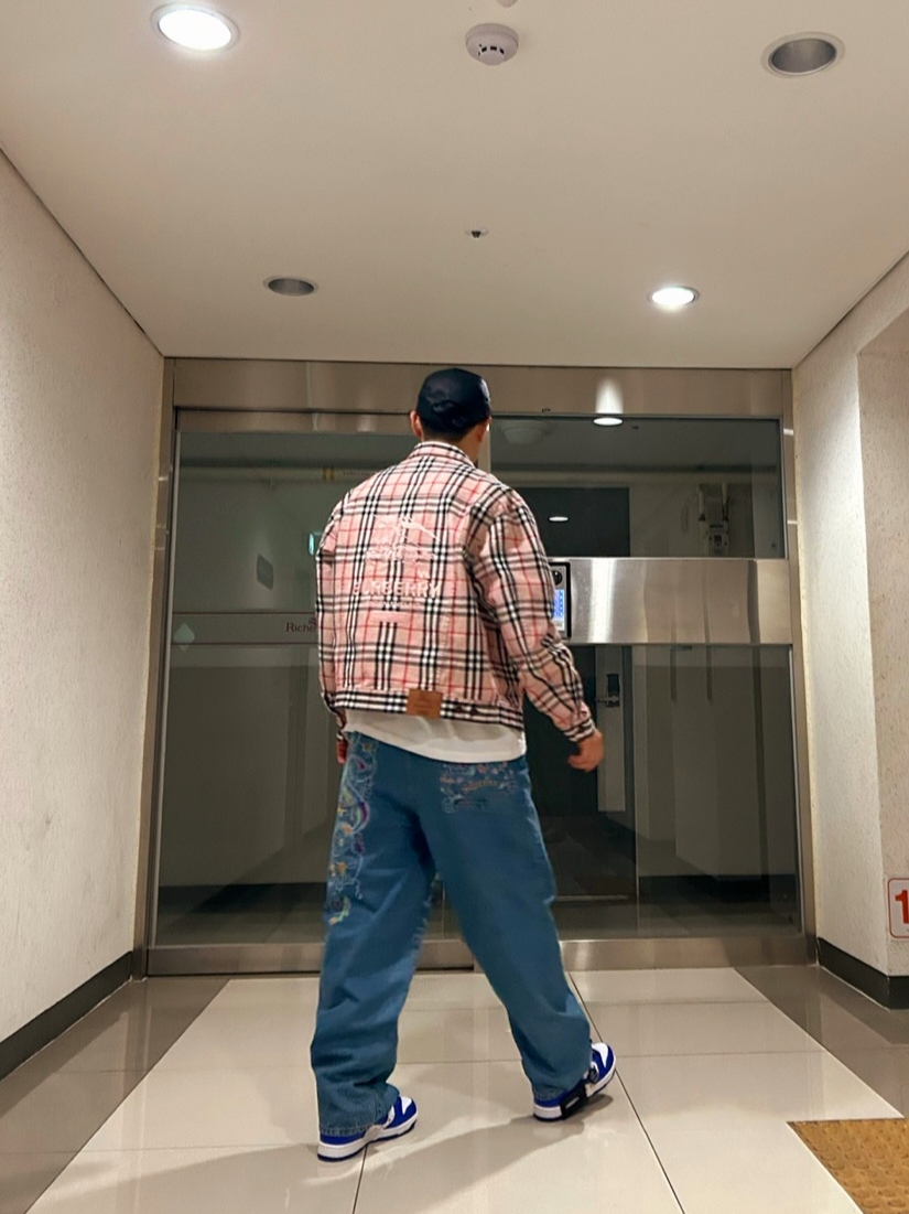 Supreme x Burberry Denim Trucker Jacket Pink - 22SS, Supreme x Coogi Baggy Jean Blue - 23SS 착용 스타일 - 2