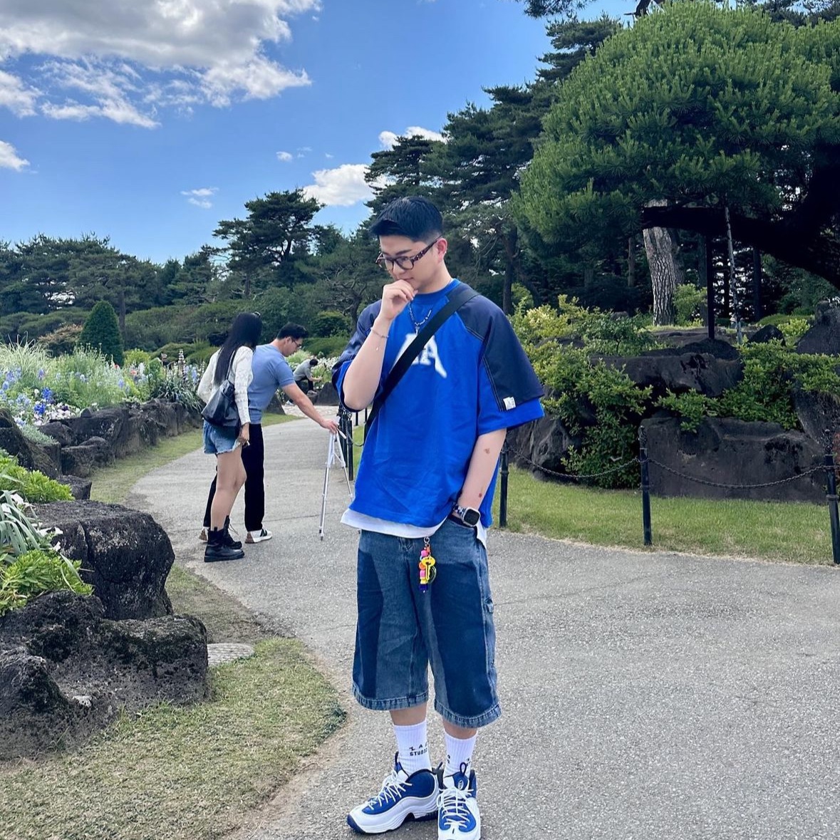 Gentle Monster x Maison Margiela MM113 Tortoiseshell Clear, Ader Error Nolc Logo T-Shirt Z-Blue 착용 스타일 - 2