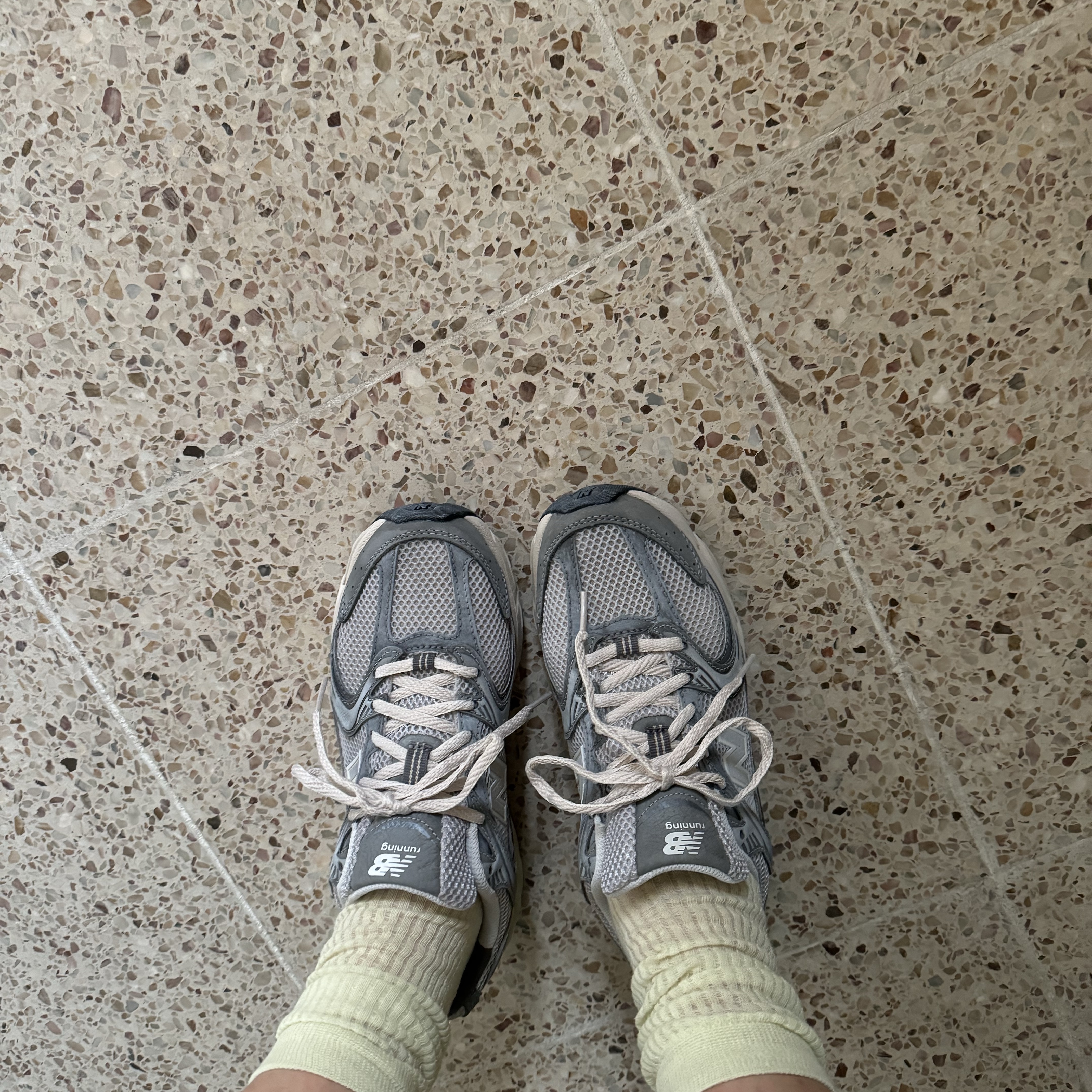 New Balance 530 Premium Vintage Grey Matter 착용 스타일