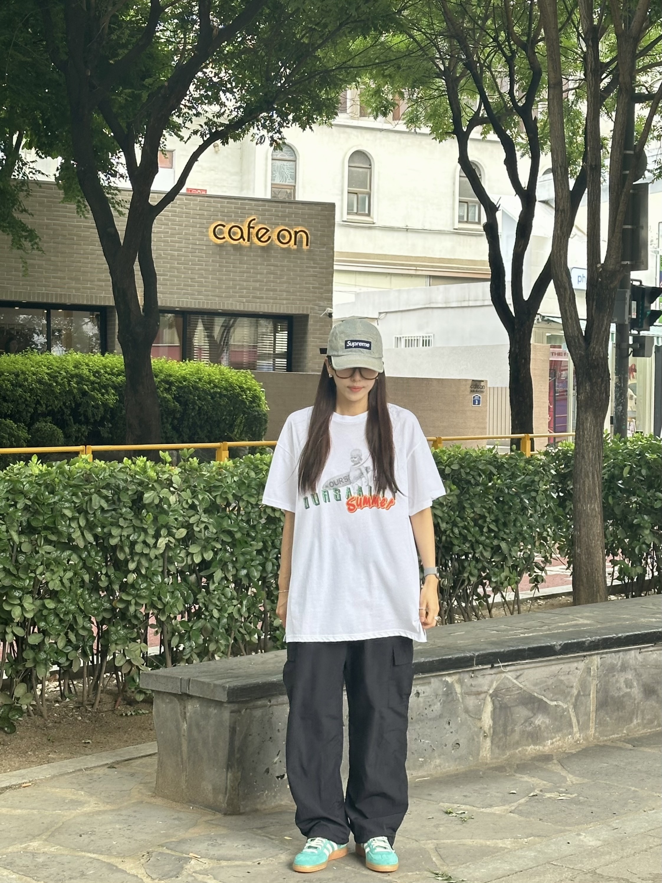 Supreme Denim Camp Cap Dirty Indigo - 23SS, Adidas x Sporty & Rich Spezial Handball Pantone Core White 착용 스타일 - 4