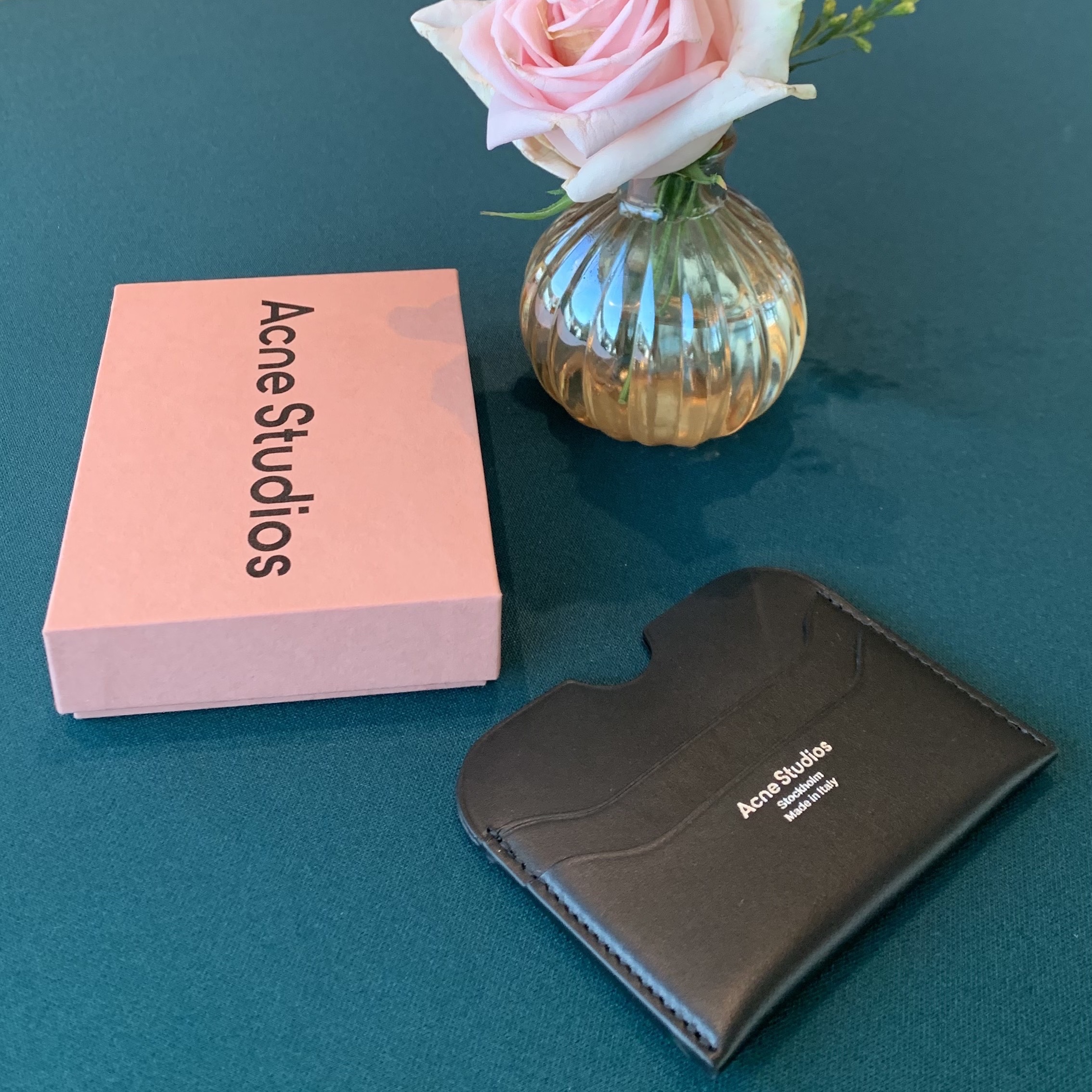 Acne Studios Elmas Large Card Holder Black 착용 스타일