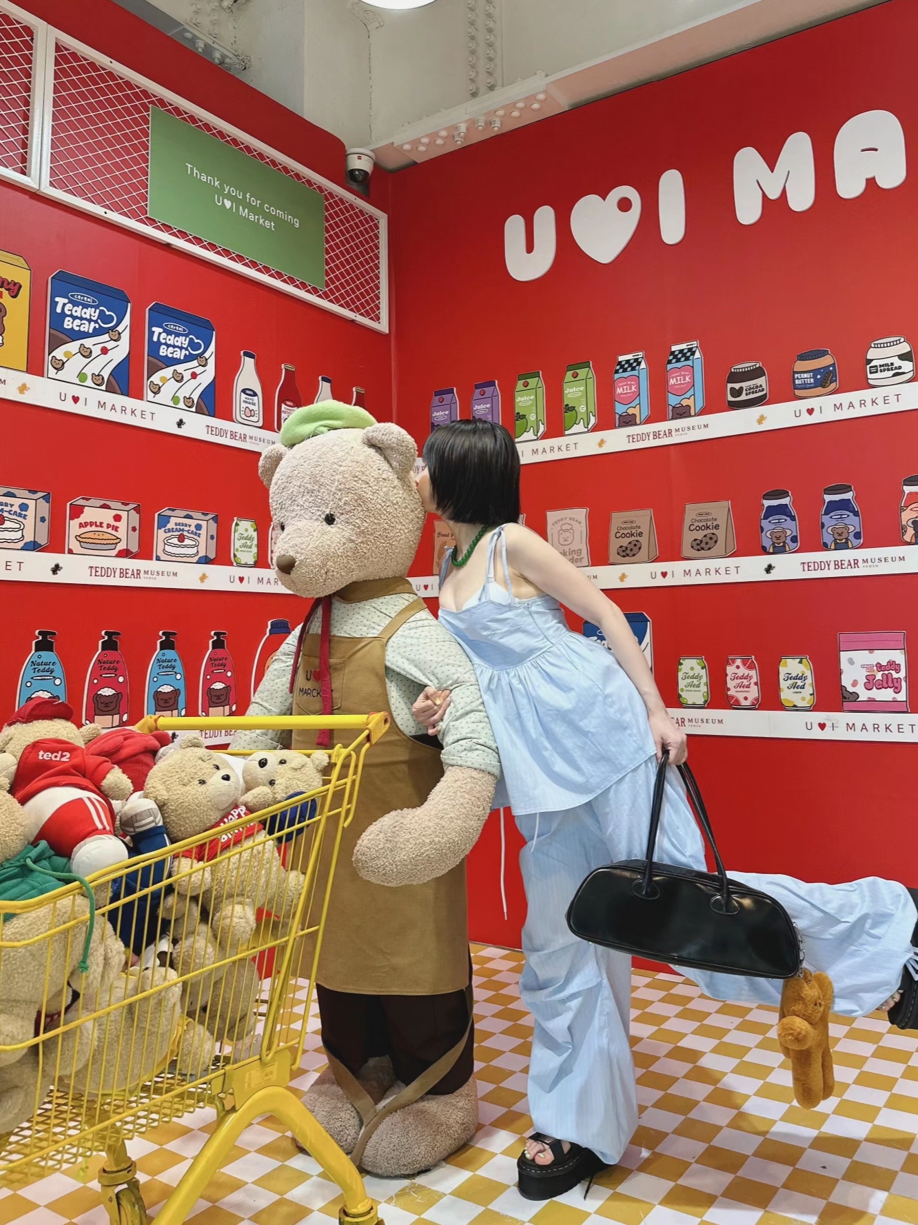 렐보브라운 오버사이즈 뉴치즈 온 더 블럭, 닥터마틴 우먼 나틸라 아테나 레더 글래디에이터 플랫폼 샌들 블랙 착용 스타일 - 1