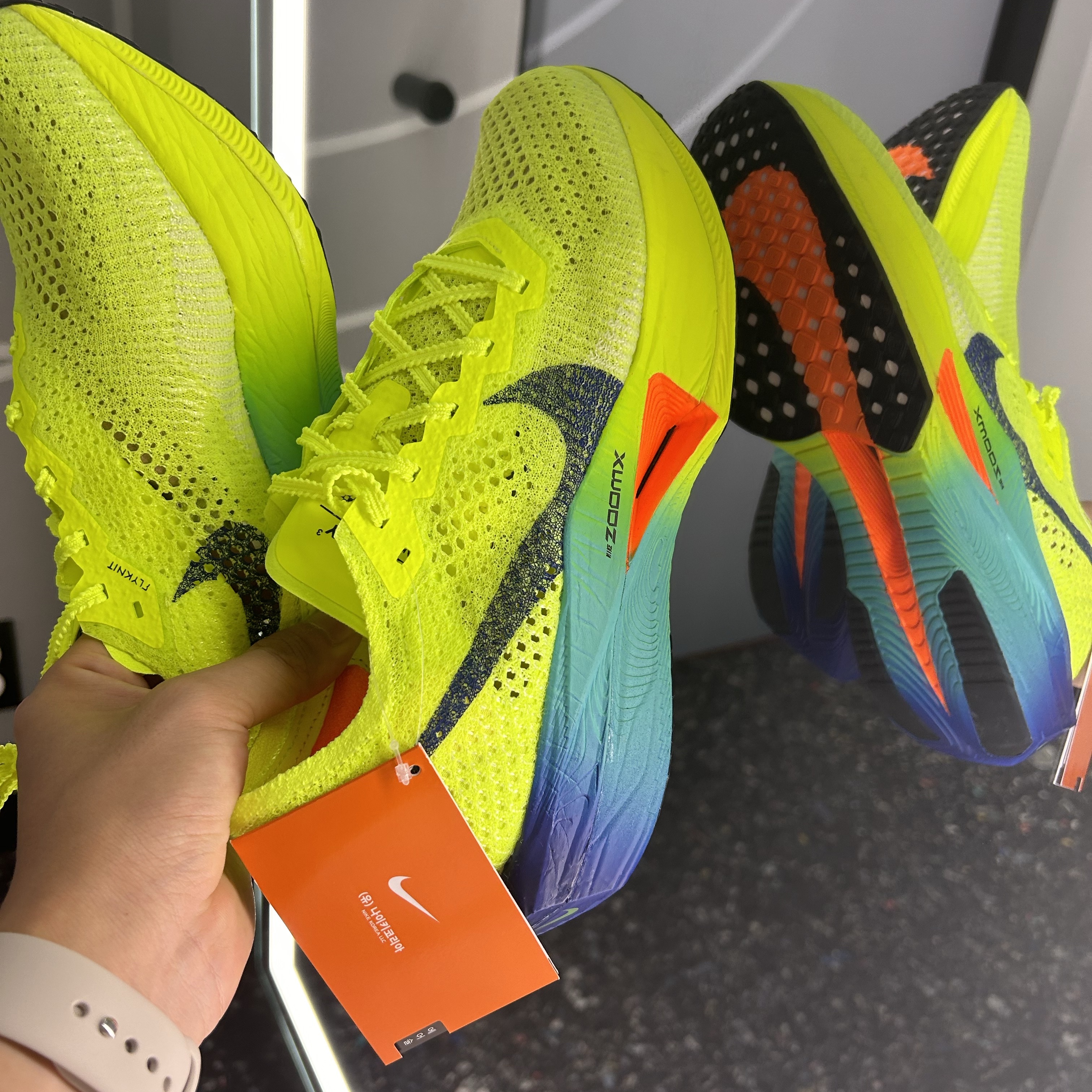 Nike ZoomX Vaporfly Next% 3 Volt Scream Green 착용 스타일 - 3