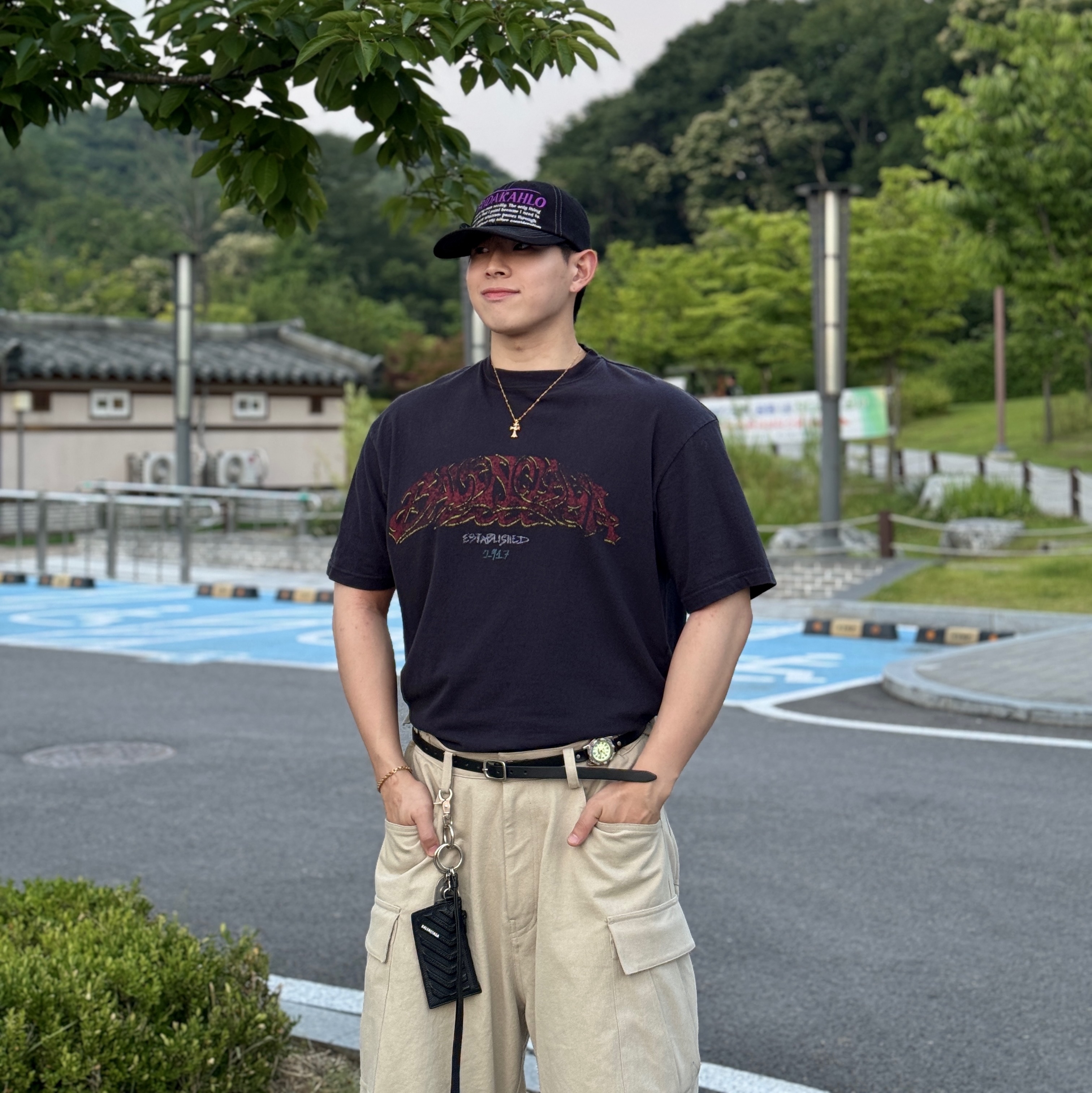 Nonnod Side Cargo Shorts Beige, Balenciaga Offshore Oversized T-Shirt Black Faded 착용 스타일 - 2