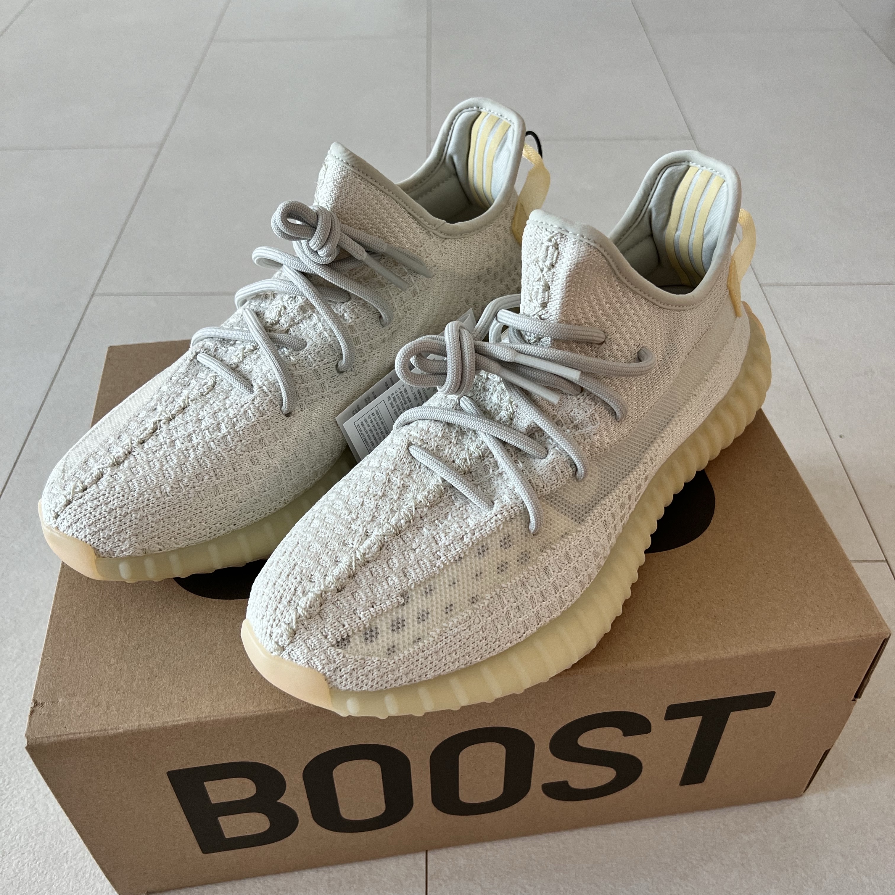 Adidas Yeezy Boost 350 V2 Light 착용 스타일