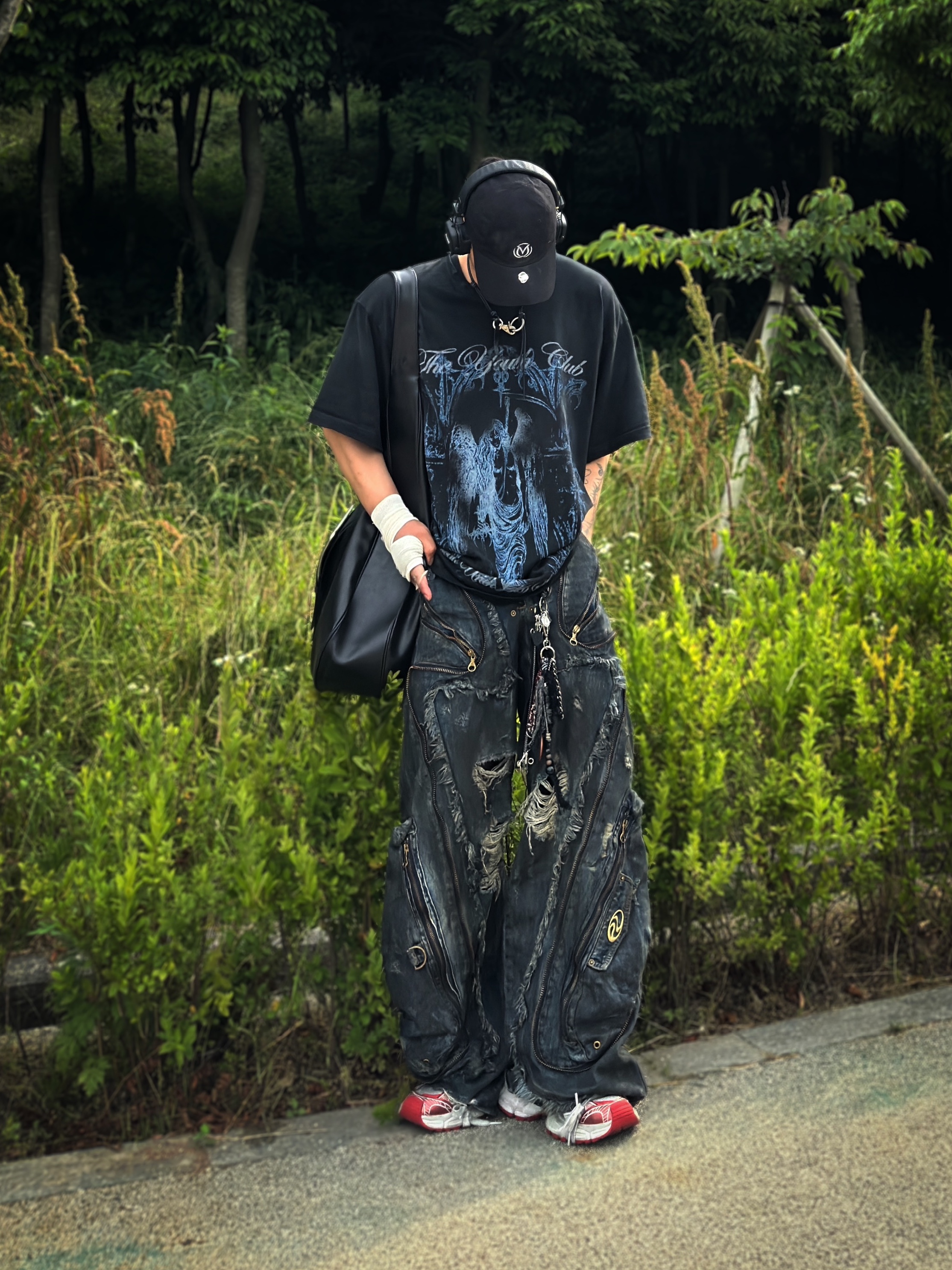 Marshall Major IV Black (Korean Ver.), Our Legacy Ladon Leather Keychain Black 착용 스타일 - 3