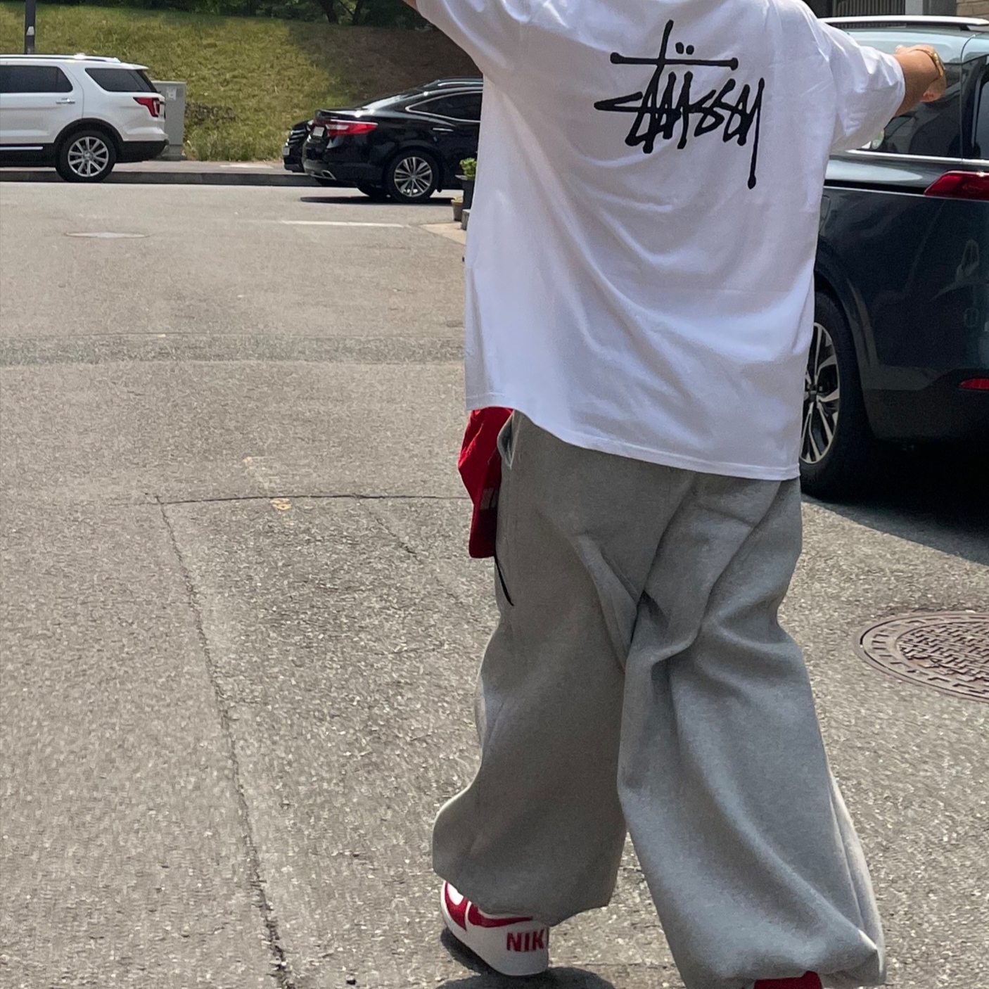 Stussy Basic Stussy T-Shirt White 2024, 2025, Nike Terminator High University Red and White 착용 스타일