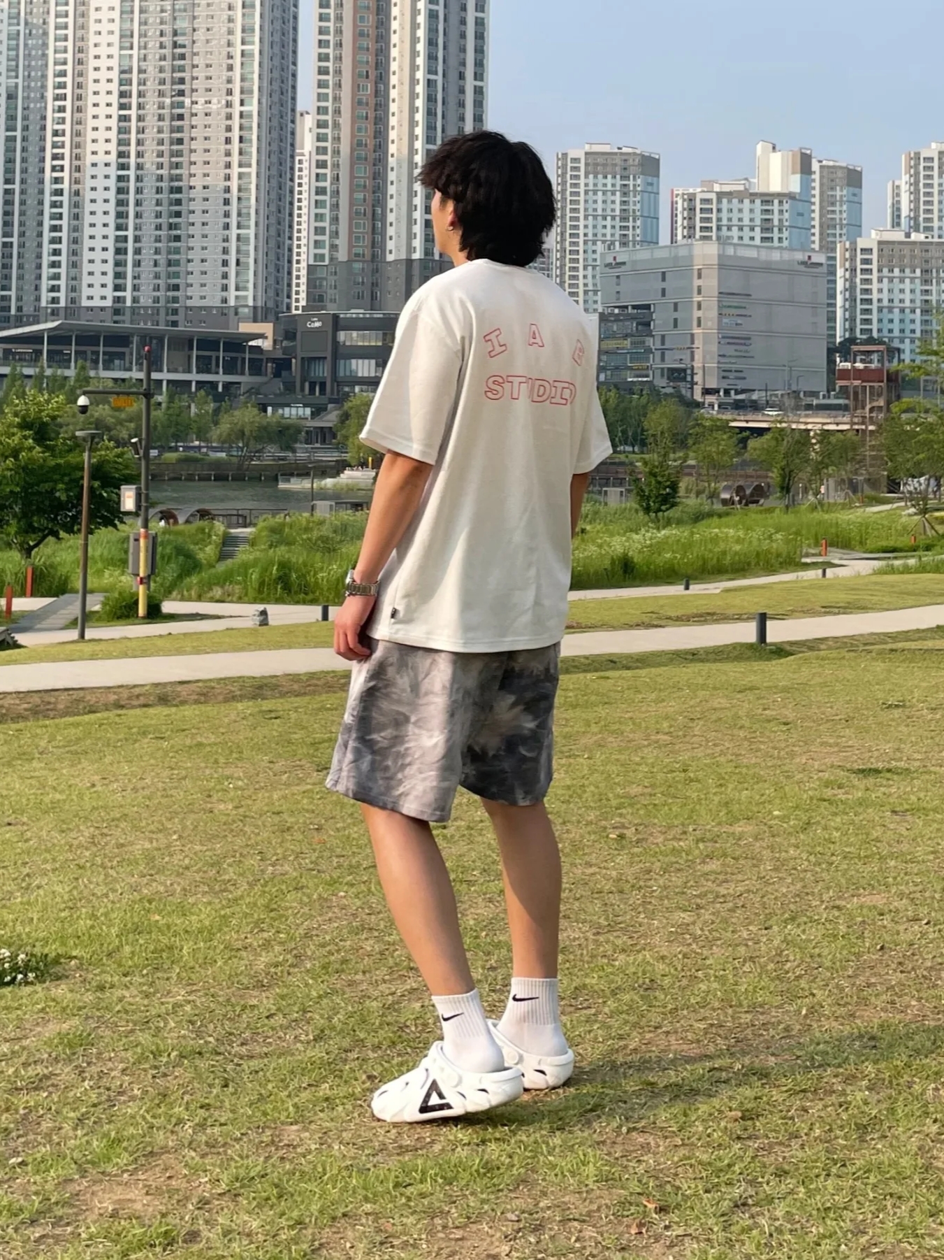 IAB Studio Line Logo T-Shirt White Orange 착용 스타일 - 1