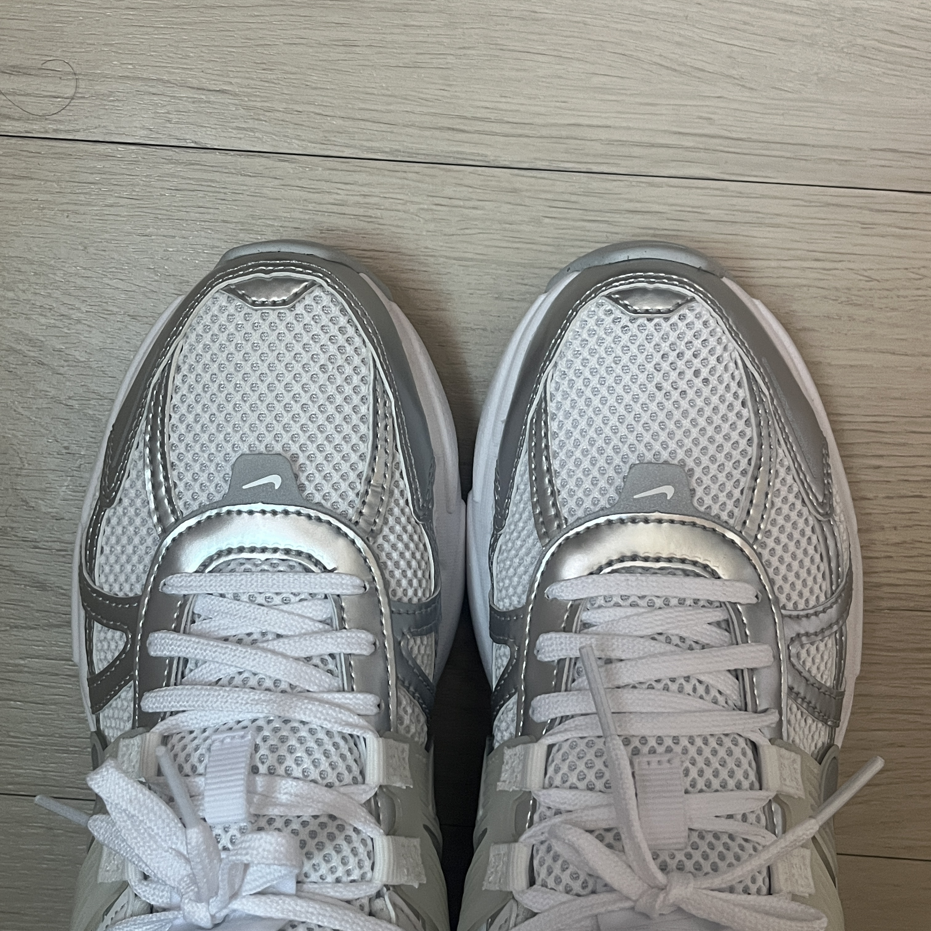 Nike V2K Run Metallic Silver White 착용 스타일