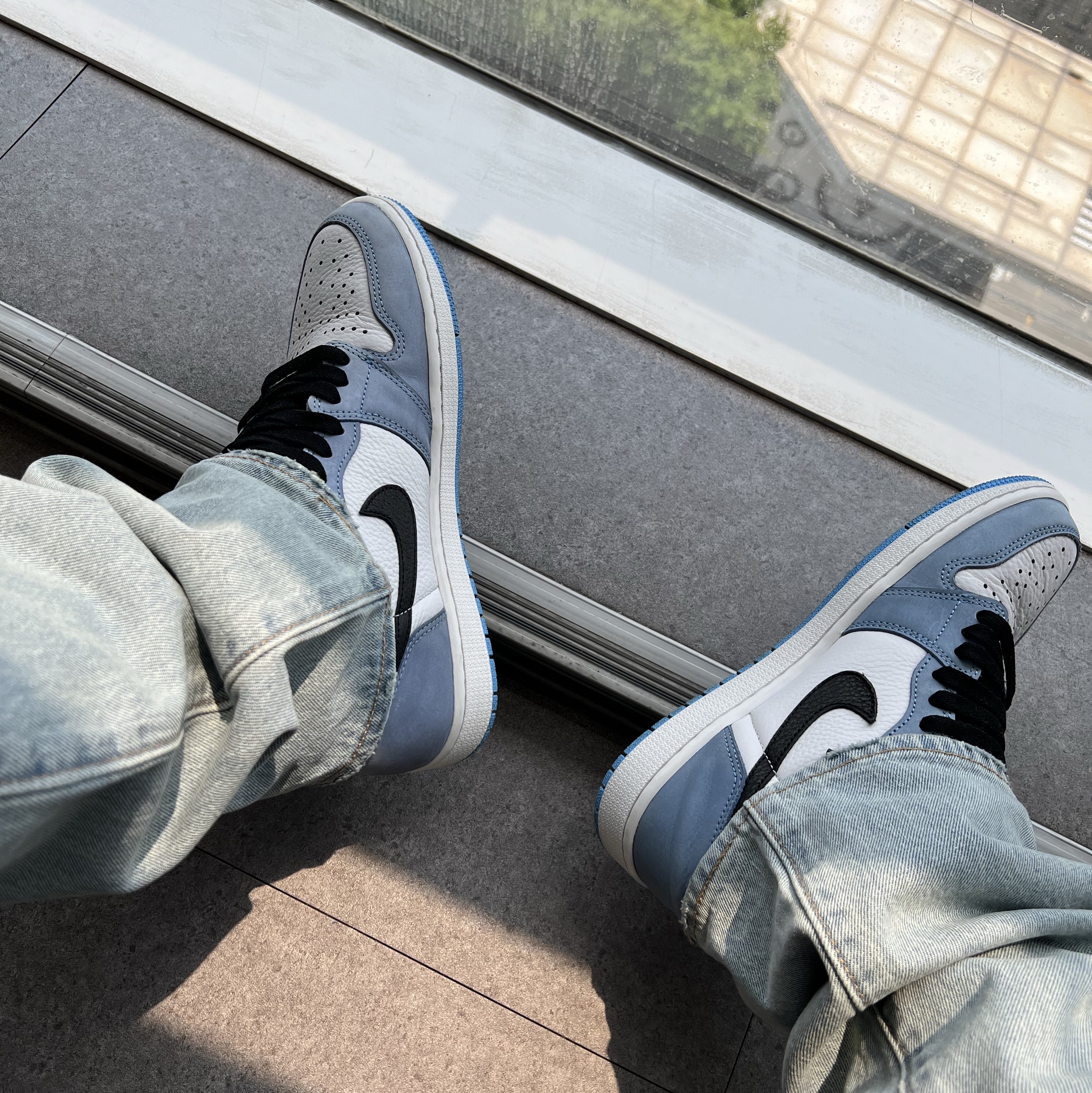 Jordan 1 Retro High OG University Blue 착용 스타일 - 5