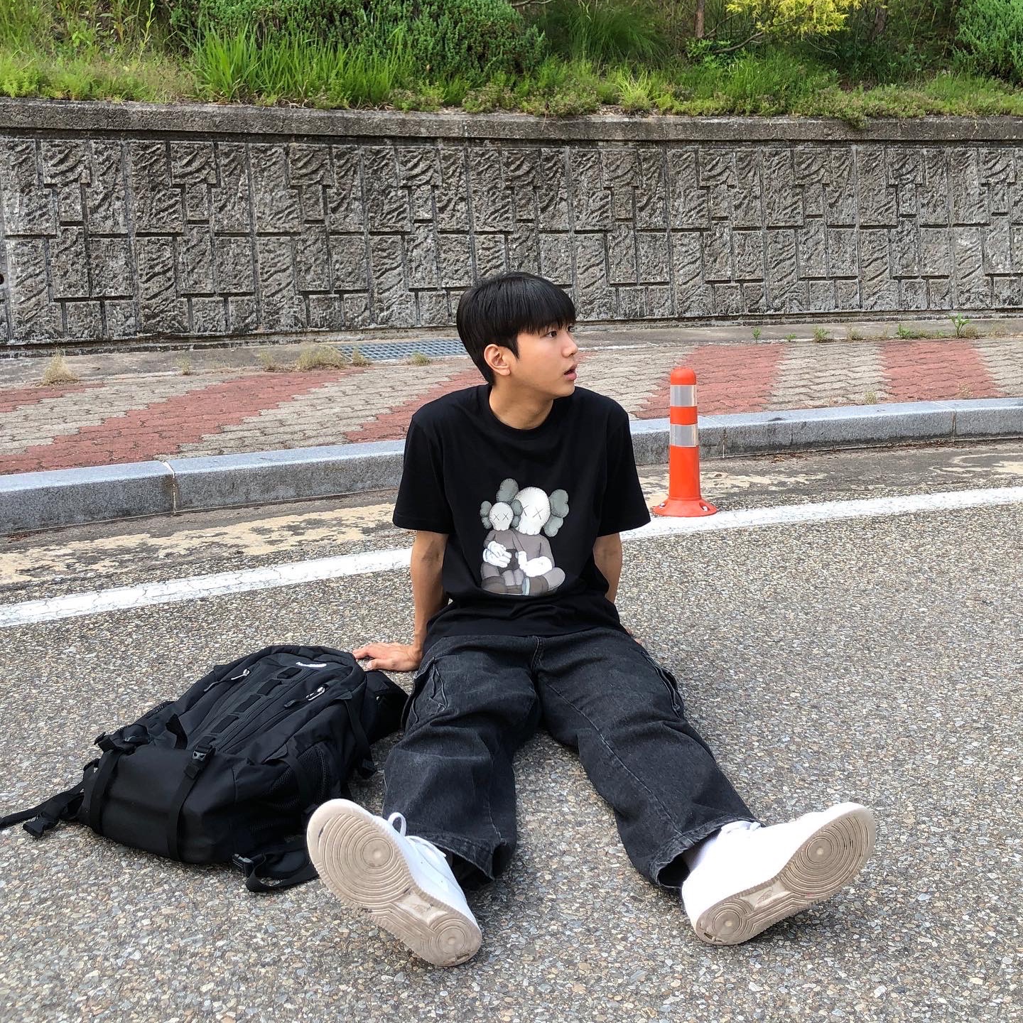 Uniqlo UT x Kaws Short Sleeve Graphic T-Shirt Black 착용 스타일 - 1