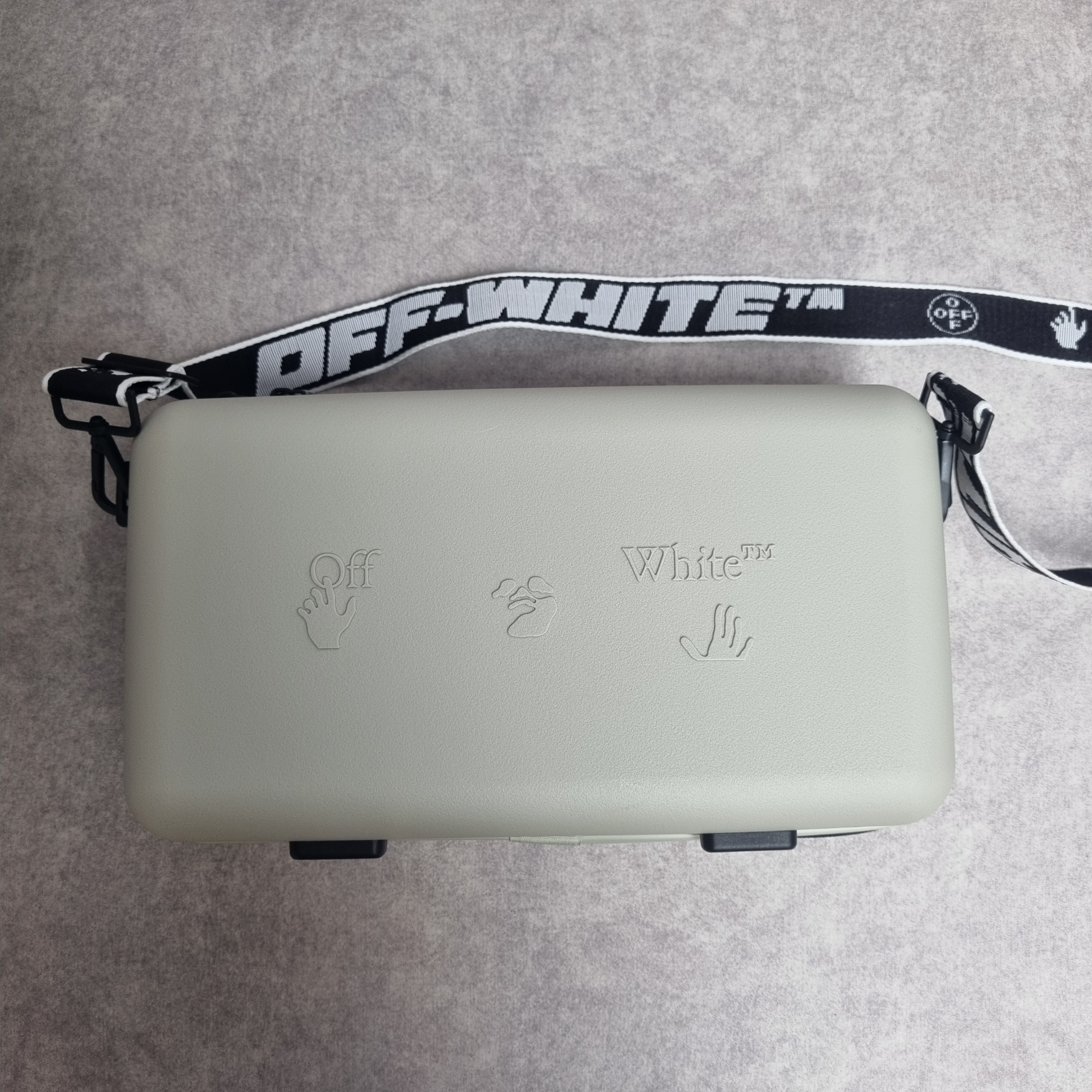 Off-White x Amore Pacific Protection Box (Without Cosmetics) 착용 스타일 - 2