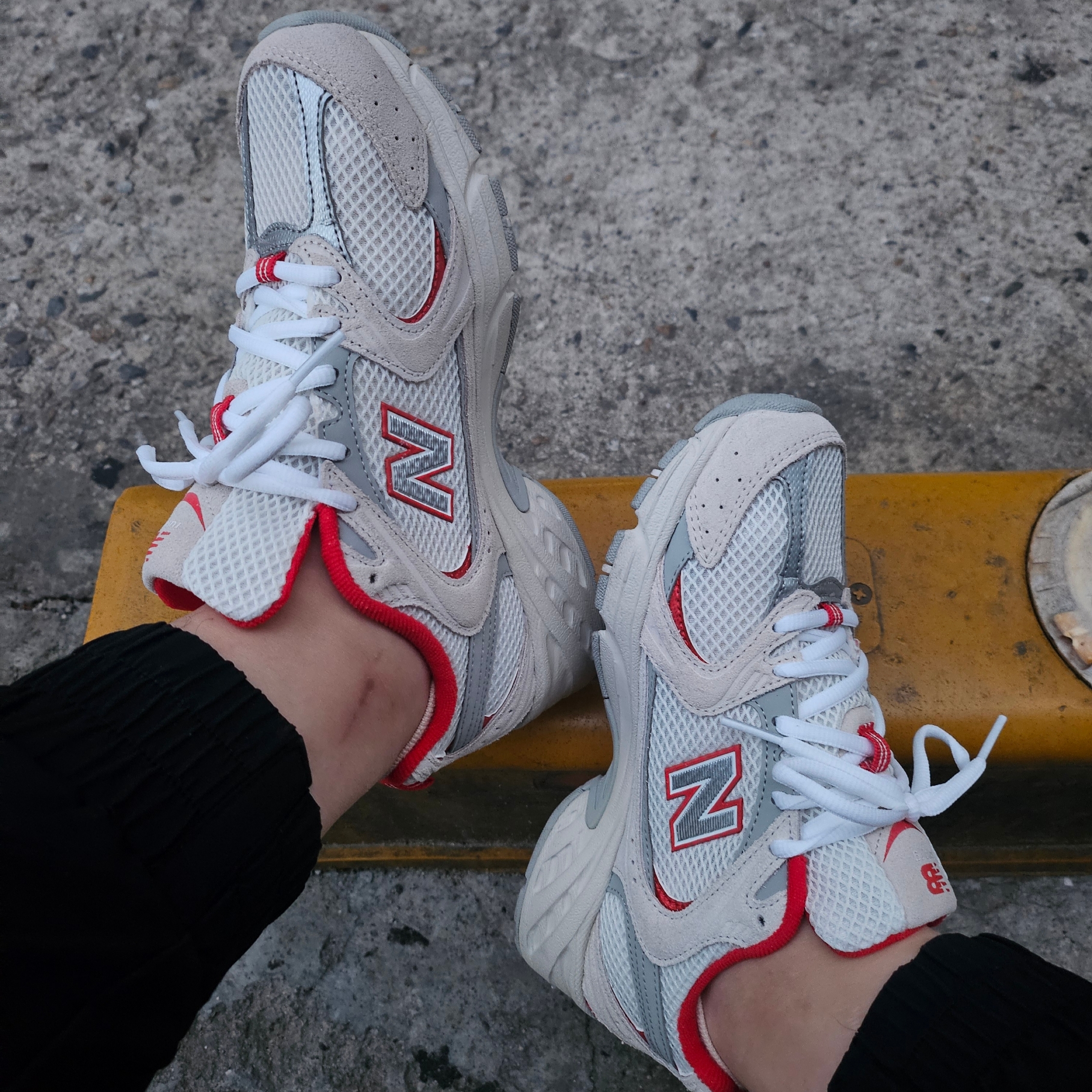 New Balance 530 White Grey 착용 스타일