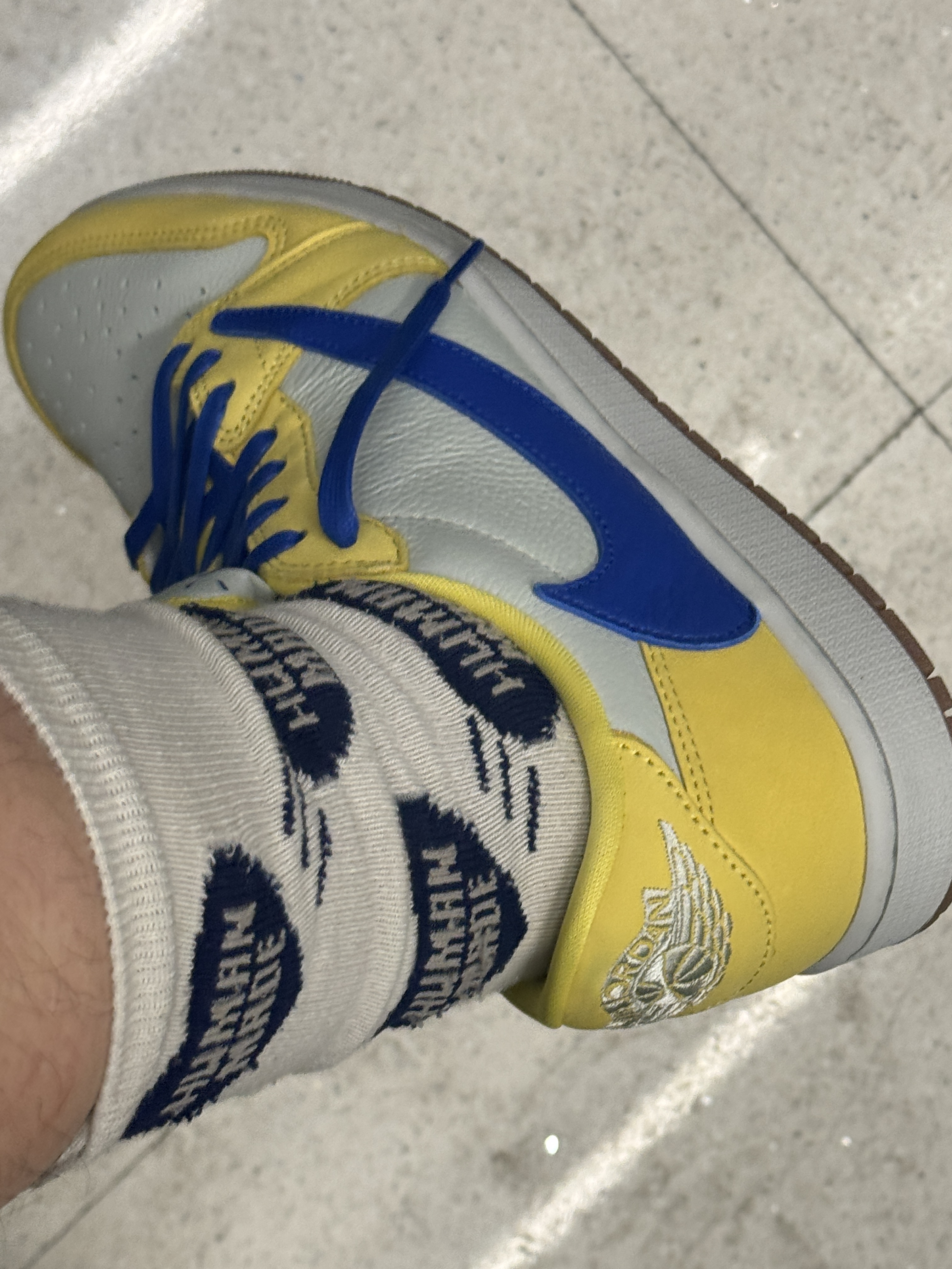 (W) Jordan 1 x Travis Scott Retro Low OG SP Canary, Human Made Heart Pattern Socks Navy 착용 스타일