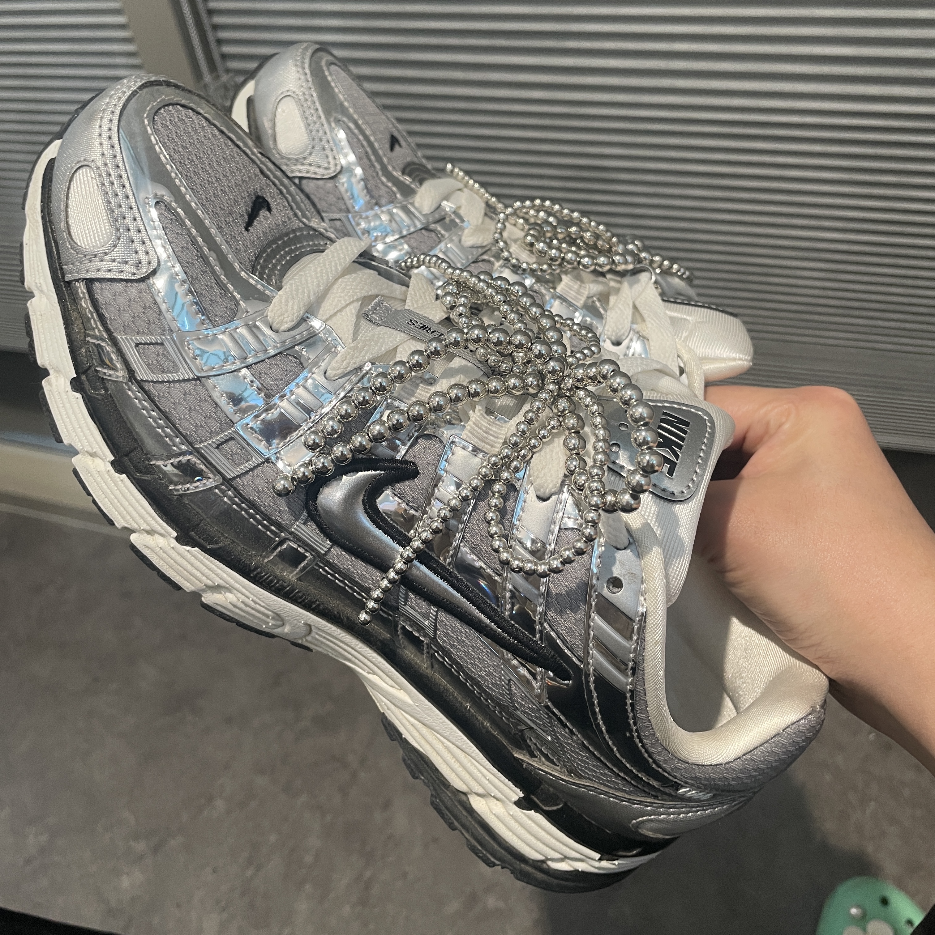 Nike P-6000 Metallic Silver 착용 스타일