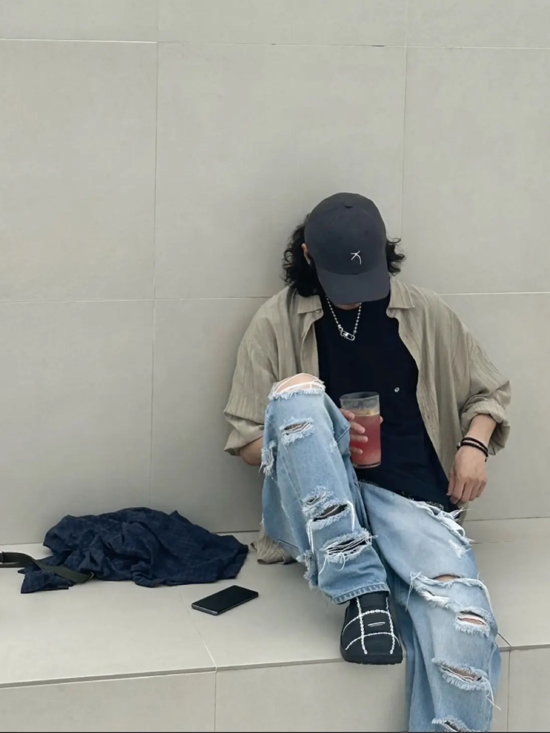 Oofos x Undercover Clog Black 착용 스타일
