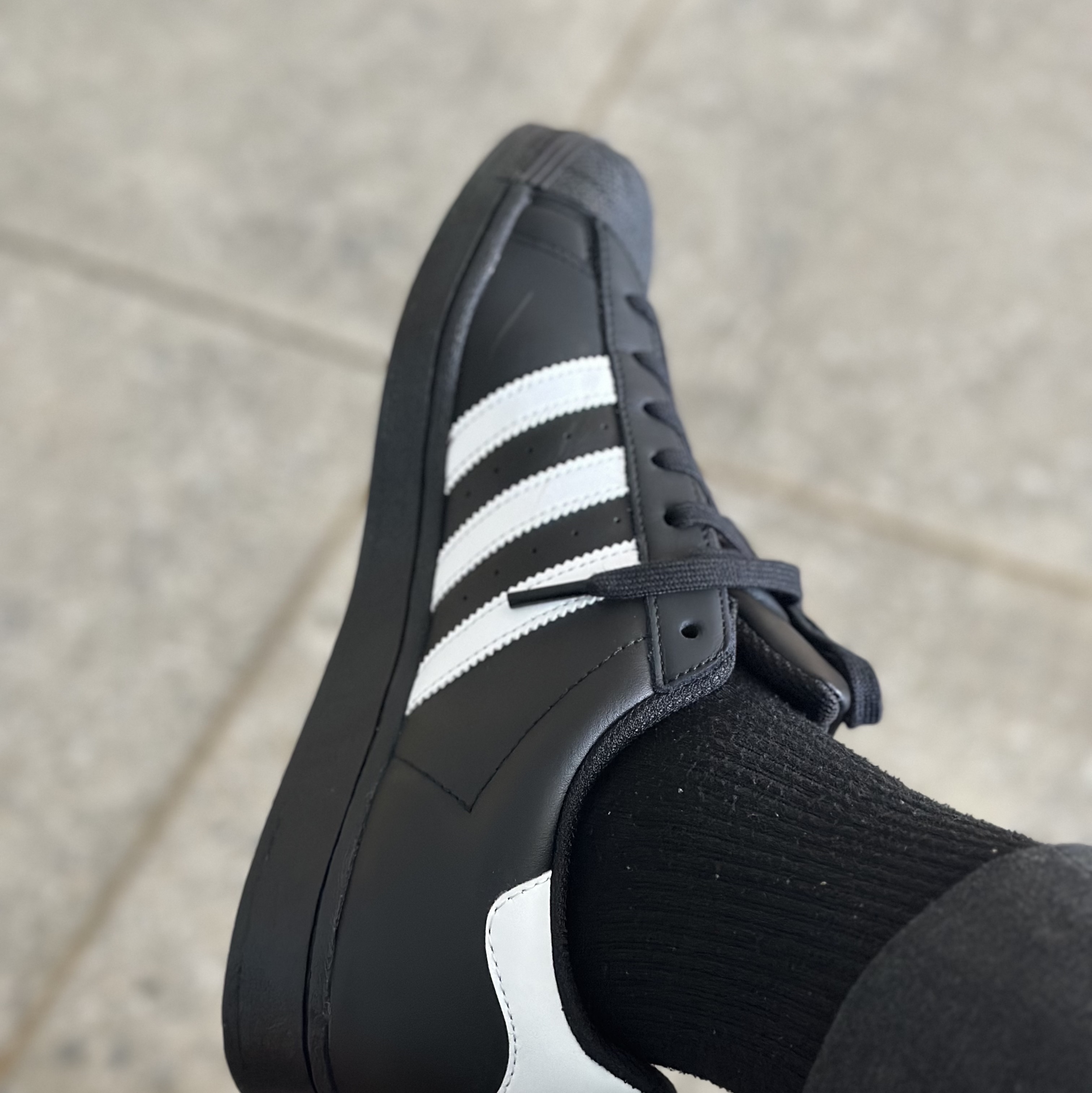 Adidas Superstar Core Black White 착용 스타일