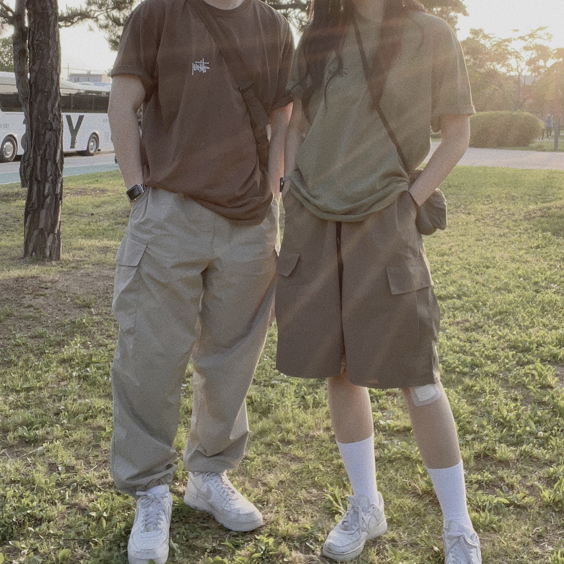 Stussy Basic Stussy Pigment Dyed T-Shirt Olive 2024, Stussy Basic Stussy Pigment Dyed T-Shirt Brown 2024 착용 스타일 - 1