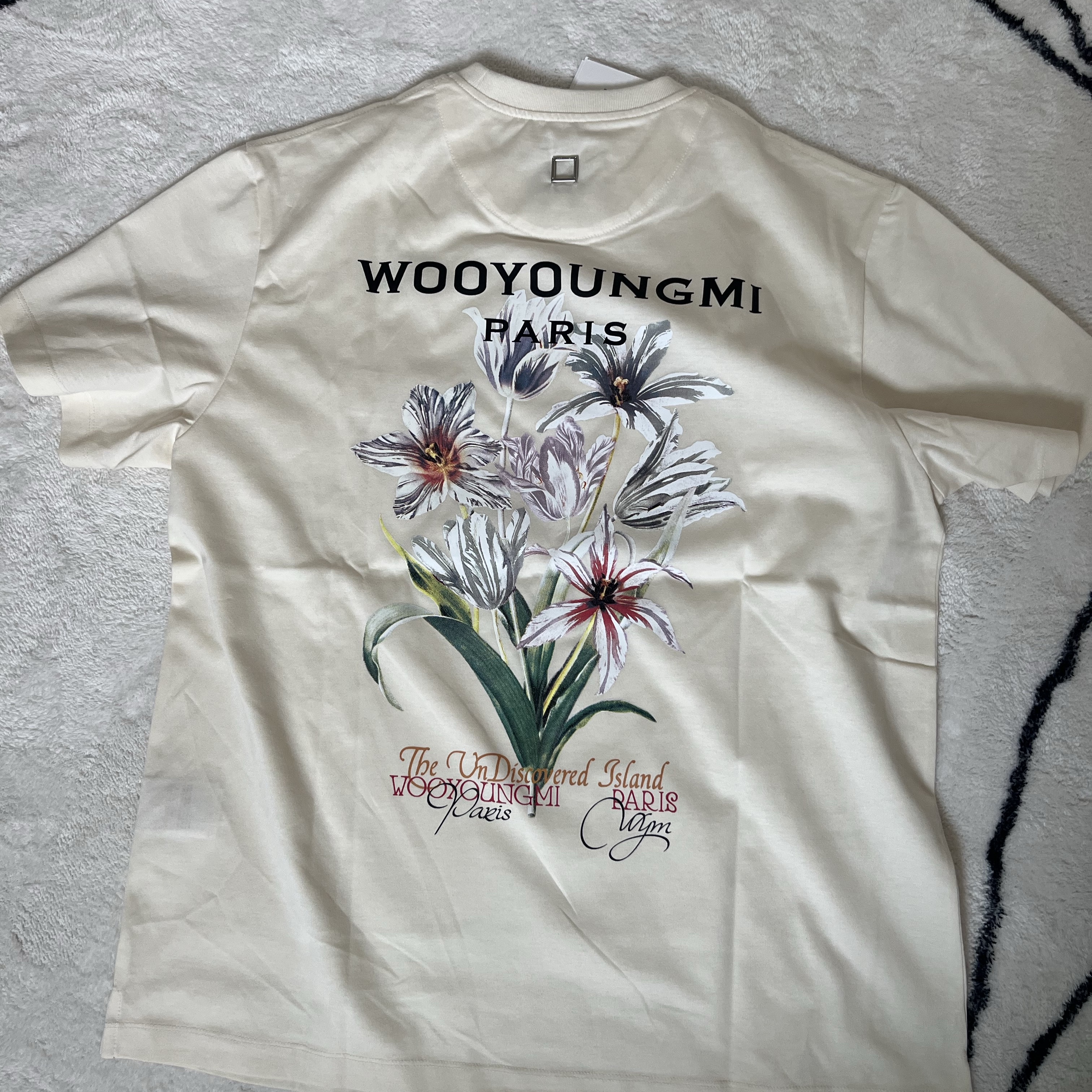 Wooyoungmi Flower Back Logo T-Shirt Ivory - 24SS 착용 스타일