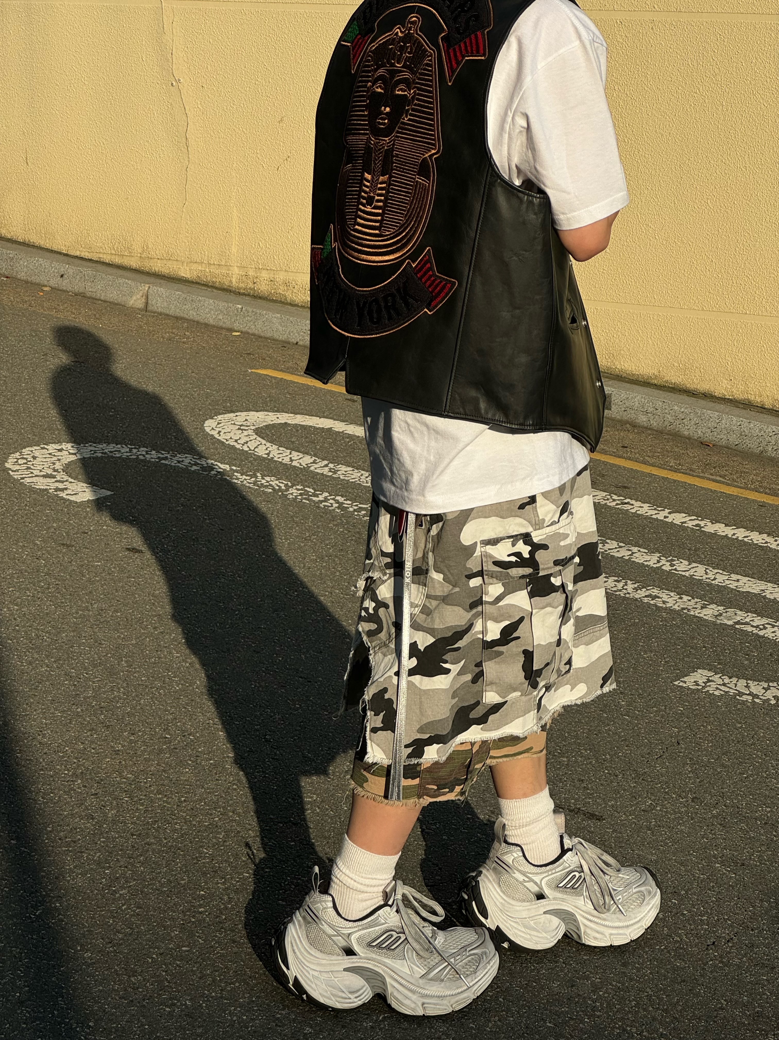 Levi's x Denim Tears Tracy's King Tut Vest Black, Project G/R x MFM333. Layered Skirt Camo Cargo Shorts Multi Camo 착용 스타일 - 3