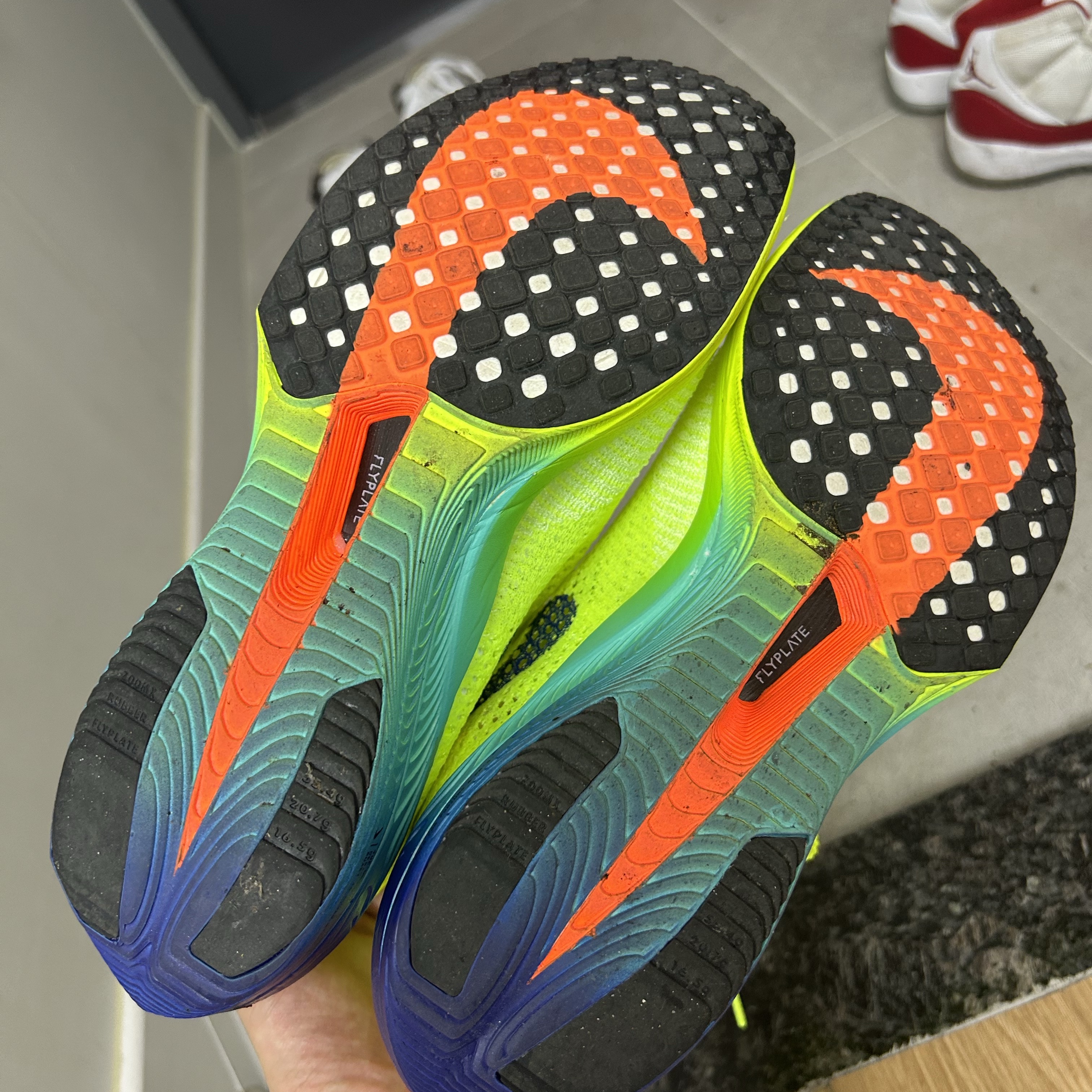 Nike ZoomX Vaporfly Next% 3 Volt Scream Green 착용 스타일 - 2