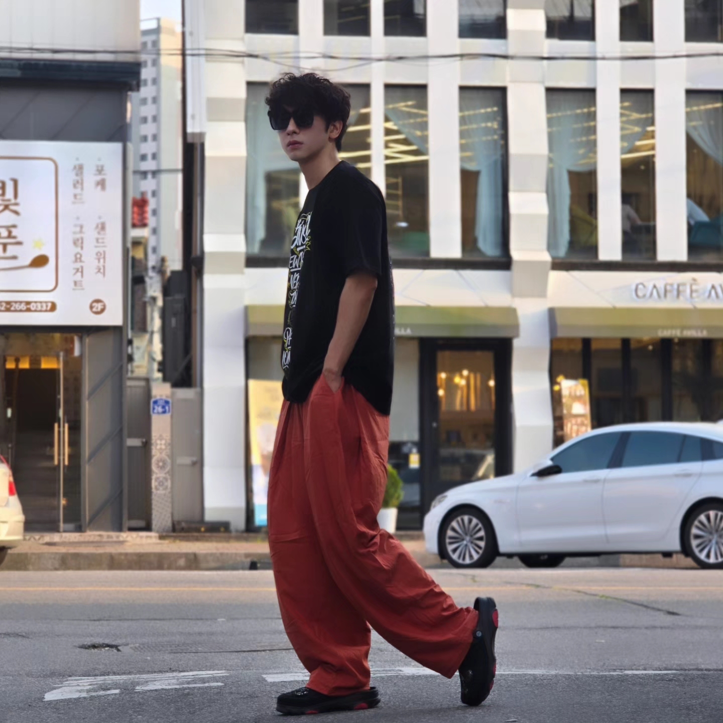 Stussy x Born X Raised Handstyles T-Shirt Black, Crocs x Staple Classic All Terrain Clog Black 착용 스타일 - 5