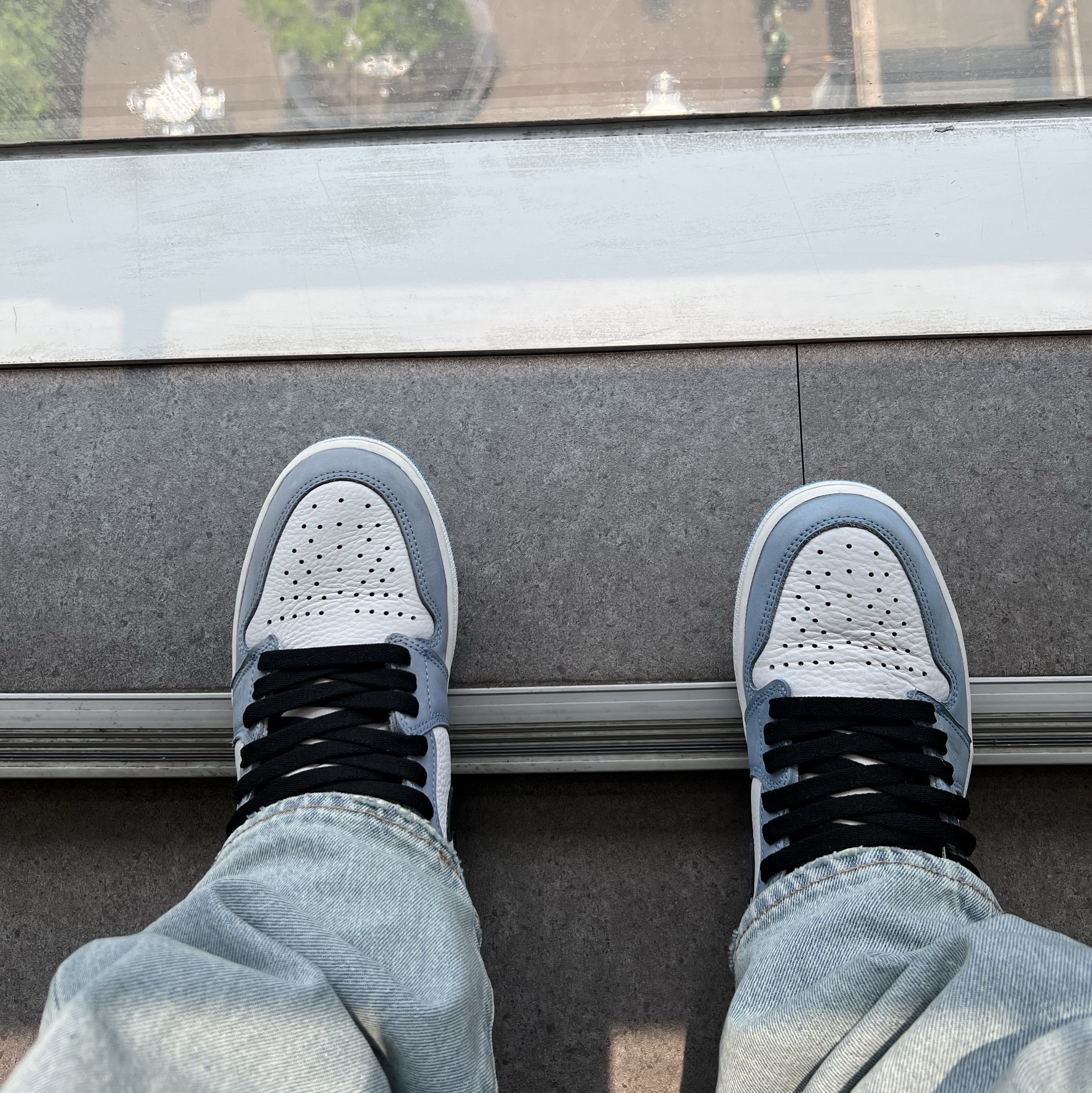 Jordan 1 Retro High OG University Blue 착용 스타일 - 4