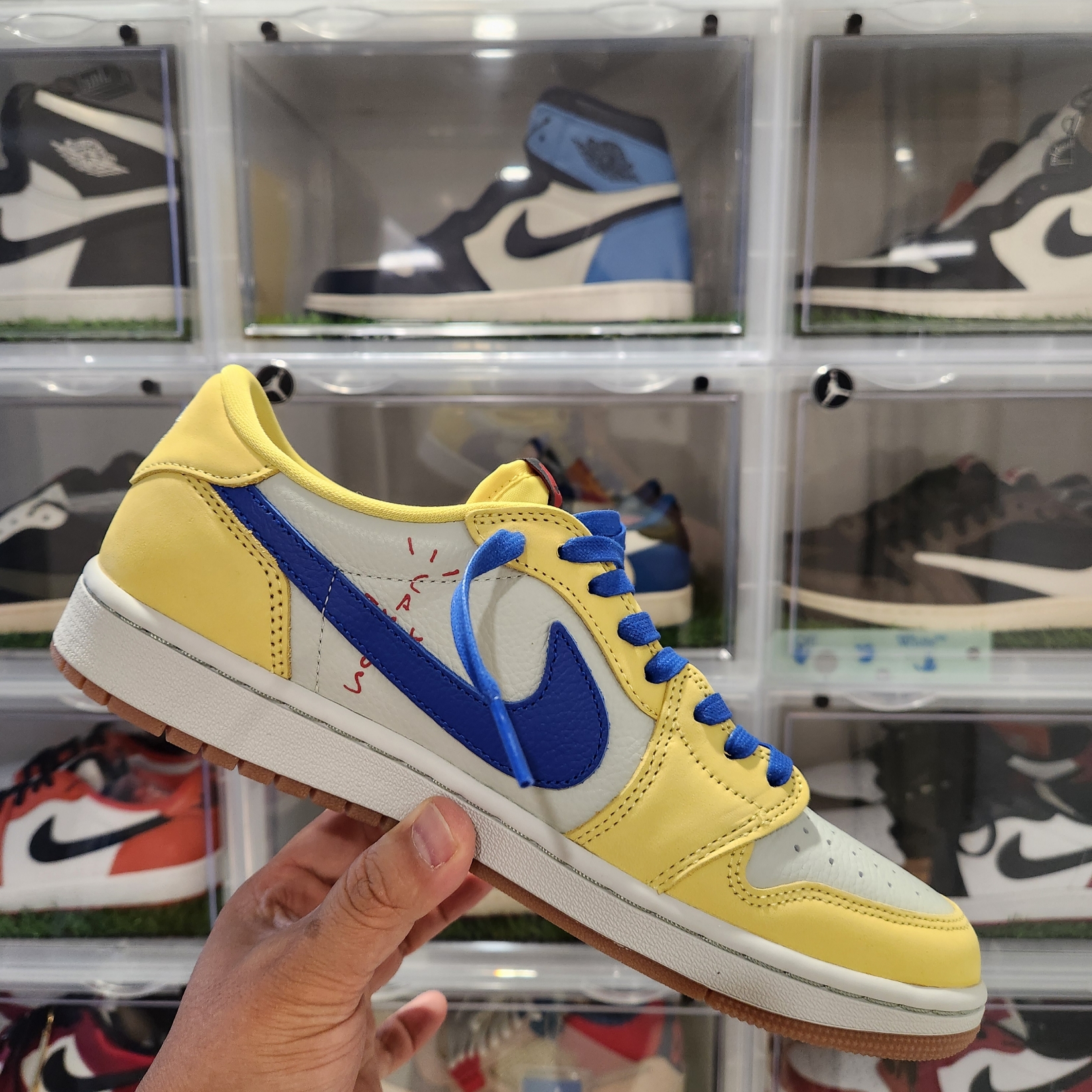 (W) Jordan 1 x Travis Scott Retro Low OG SP Canary 착용 스타일 - 1