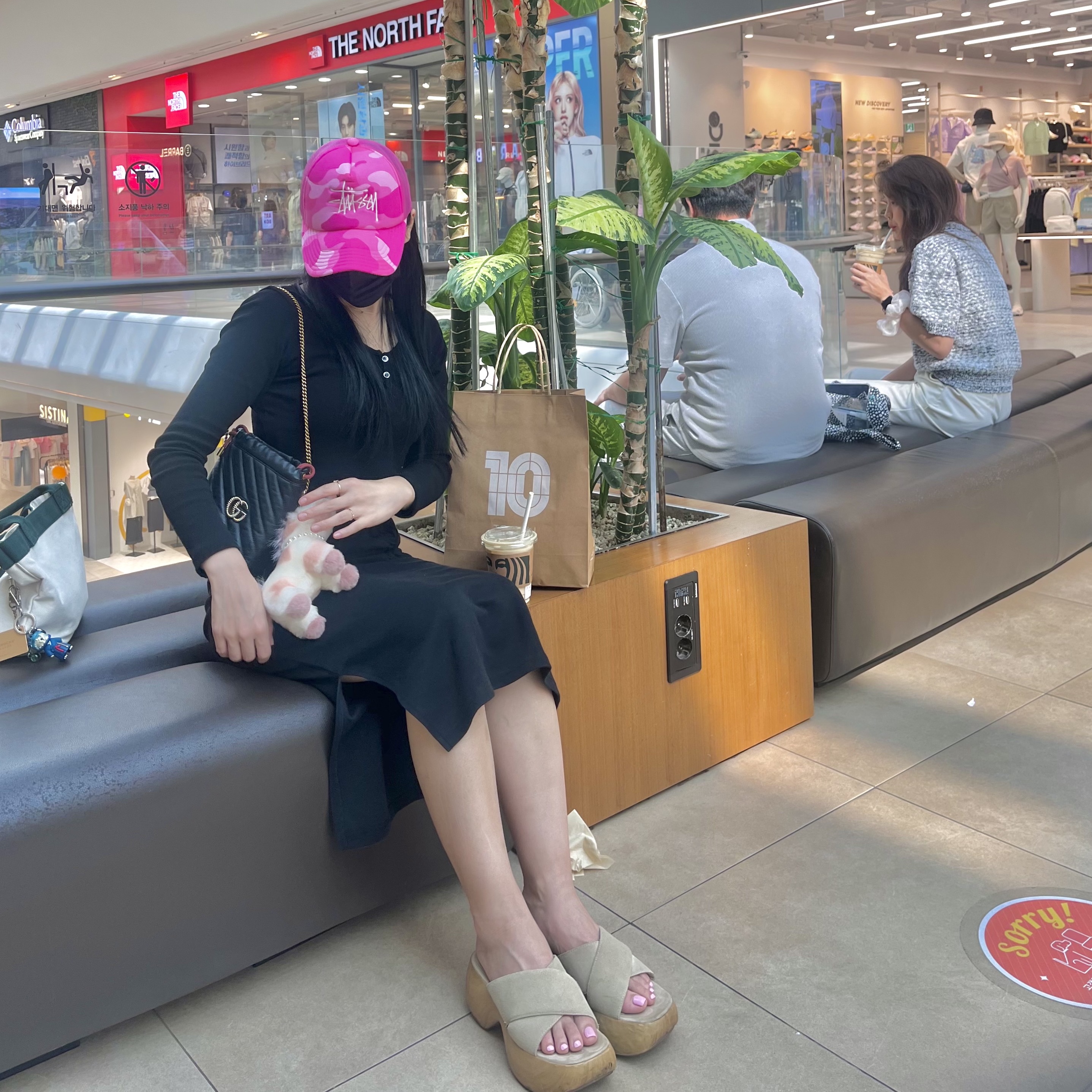 Stussy x BAPE Trucker Cap Pink 착용 스타일 - 4