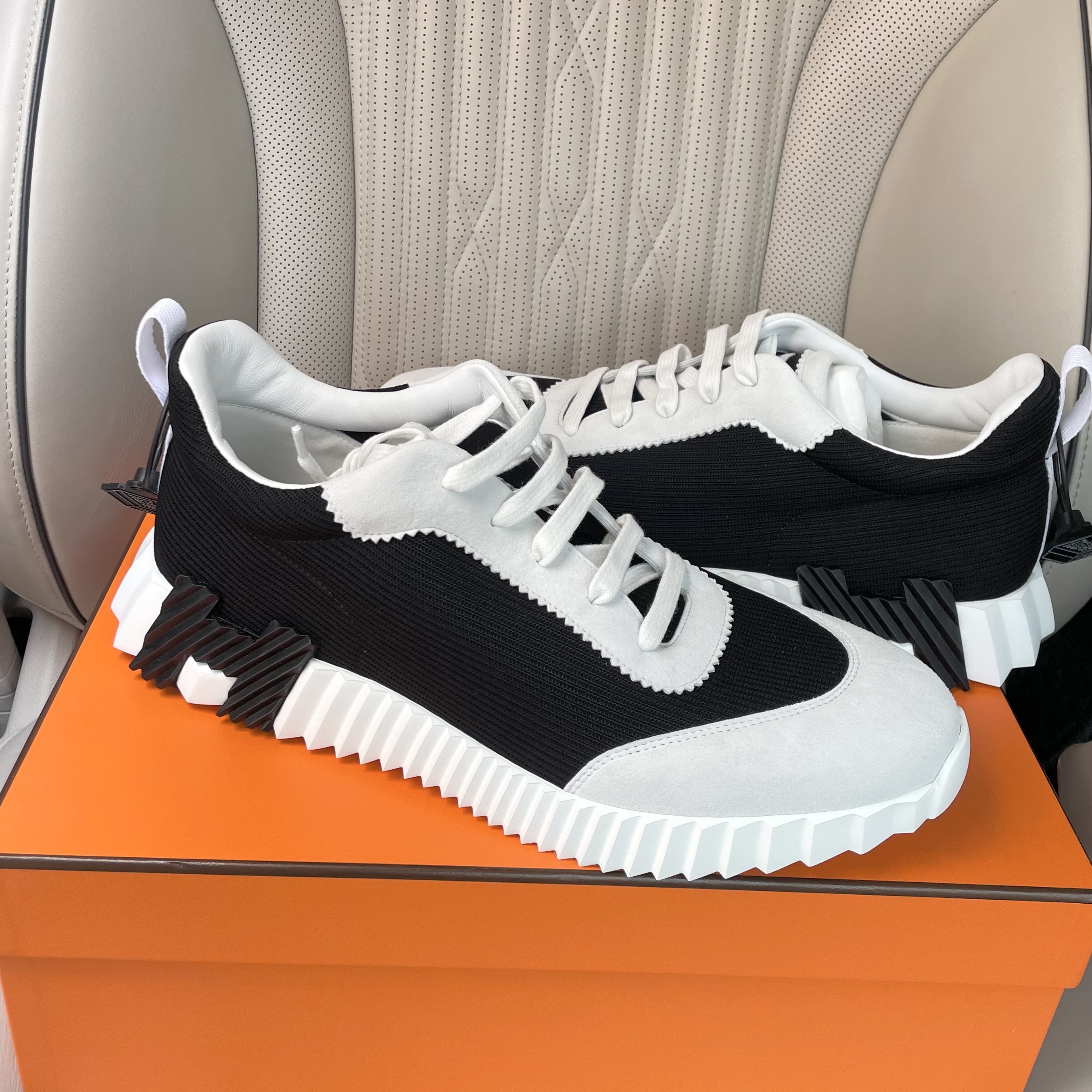 Hermes Bouncing Sneakers Mesh Suede Goatskin & Noir Blanc 착용 스타일