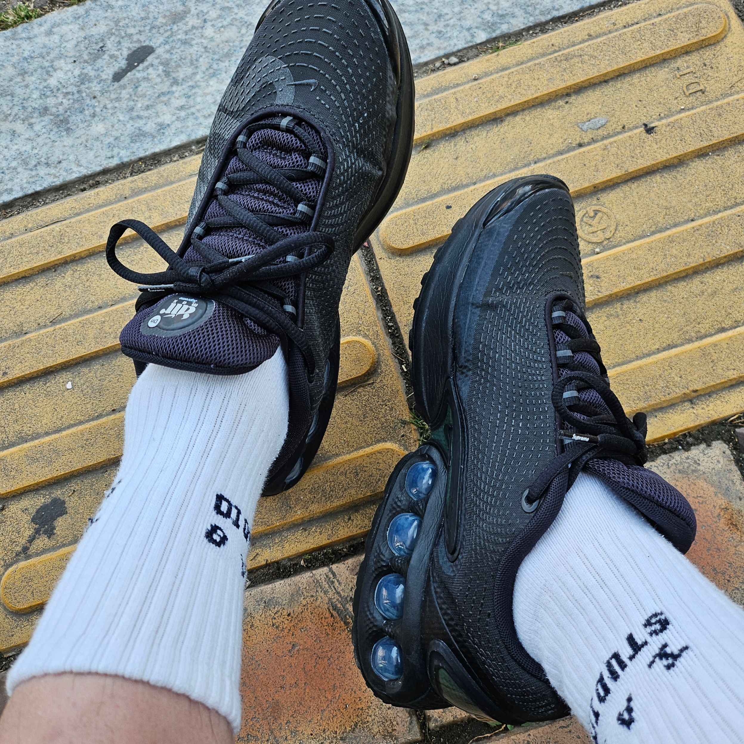 Nike x Supreme Air Max DN SP Black Galactic Jade, IAB Studio Socks White (5 Pack) 착용 스타일 - 3