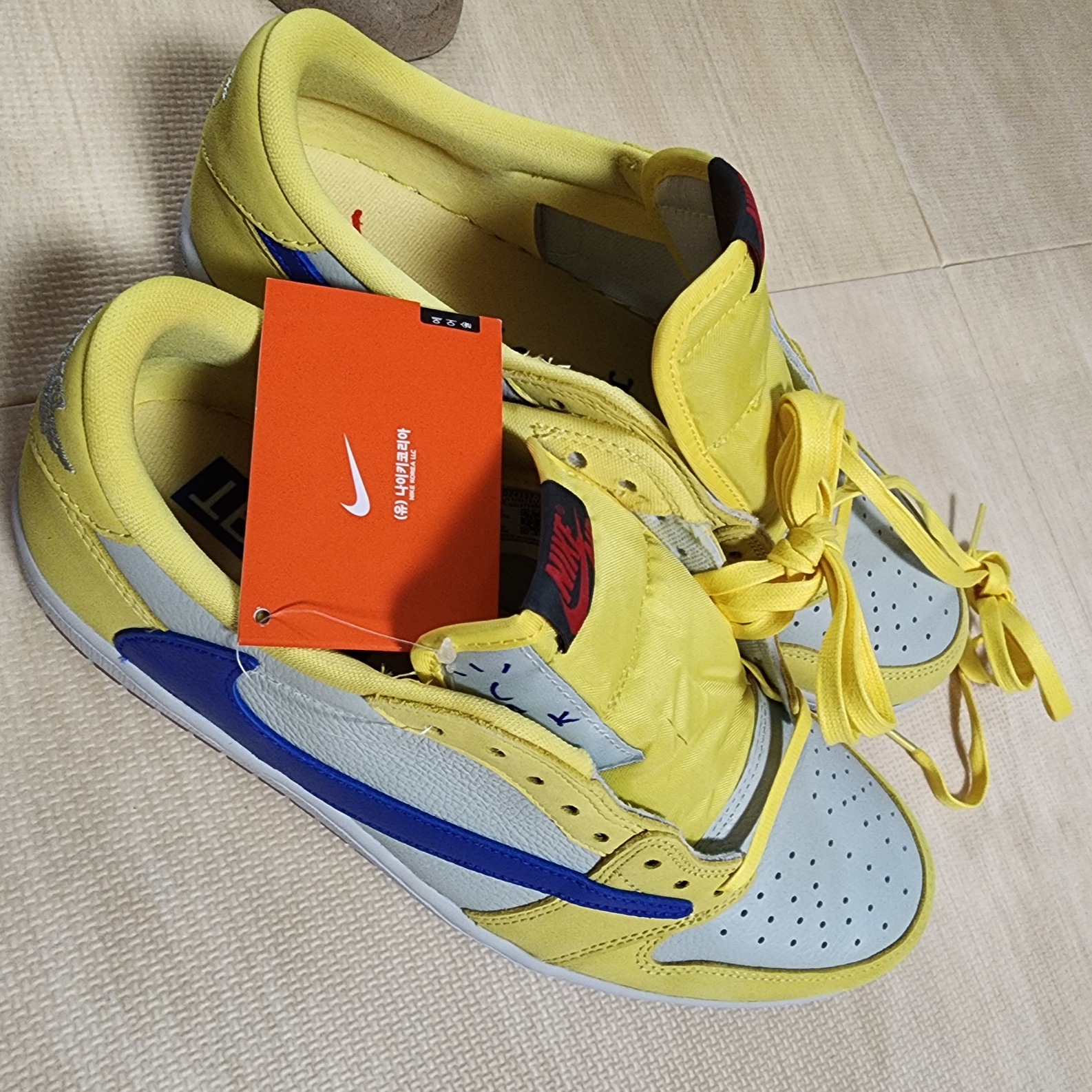 (W) Jordan 1 x Travis Scott Retro Low OG SP Canary 착용 스타일 - 1