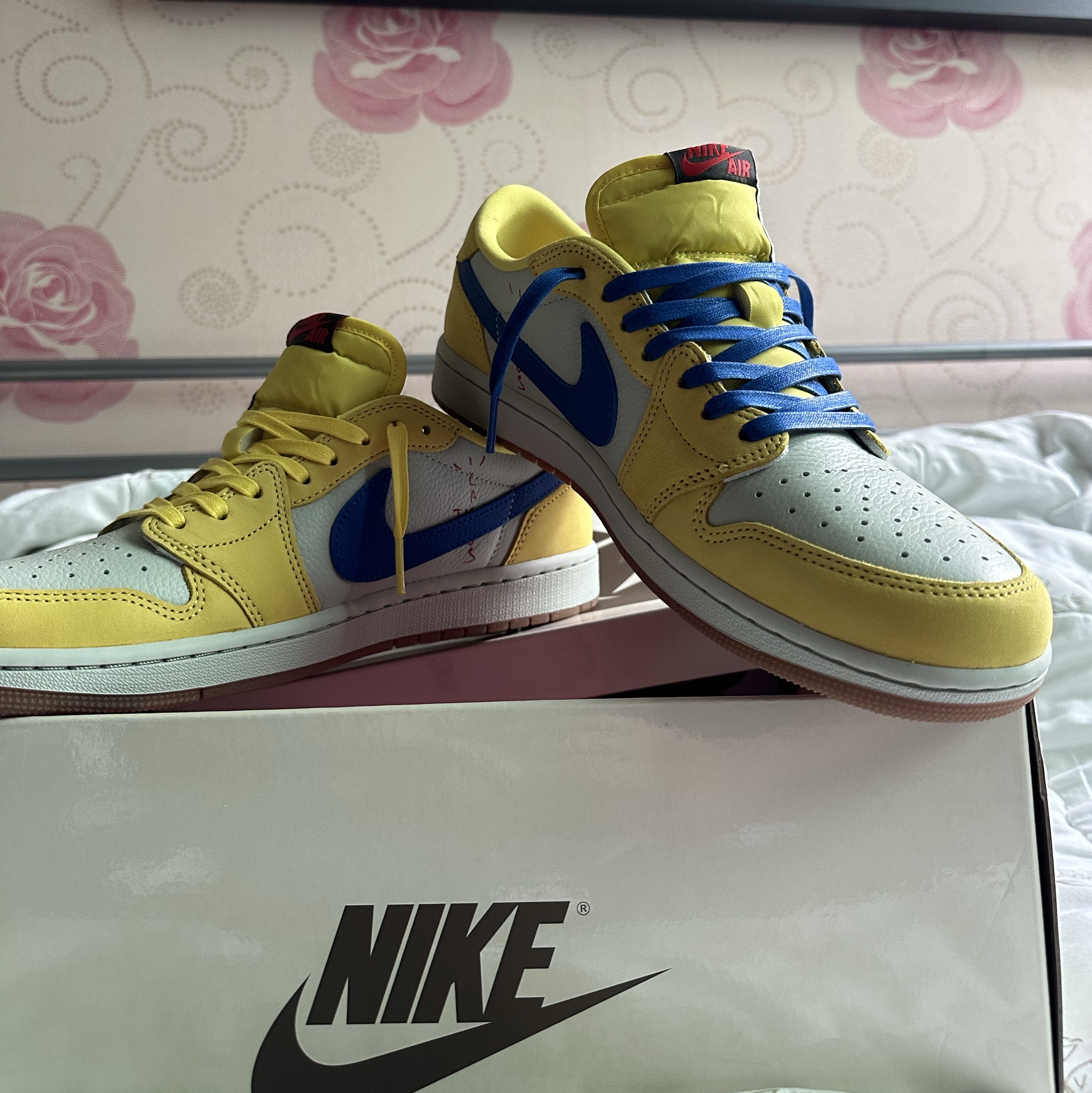 (W) Jordan 1 x Travis Scott Retro Low OG SP Canary, Stussy Kittens T-Shirt White 착용 스타일 - 2