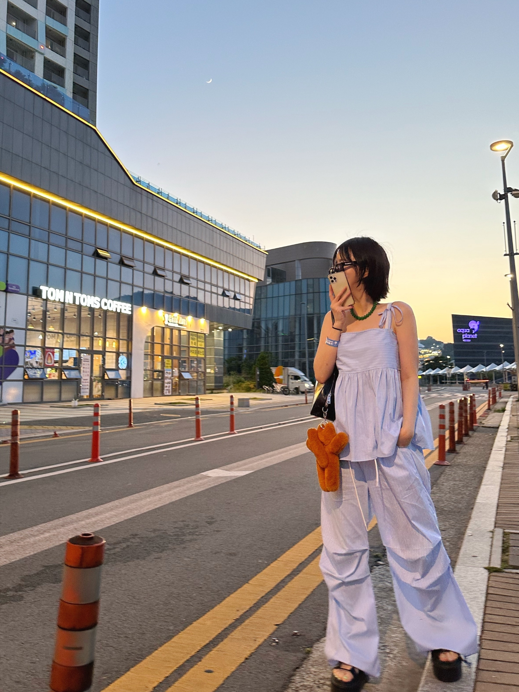 렐보브라운 오버사이즈 뉴치즈 온 더 블럭, 닥터마틴 우먼 나틸라 아테나 레더 글래디에이터 플랫폼 샌들 블랙 착용 스타일 - 6
