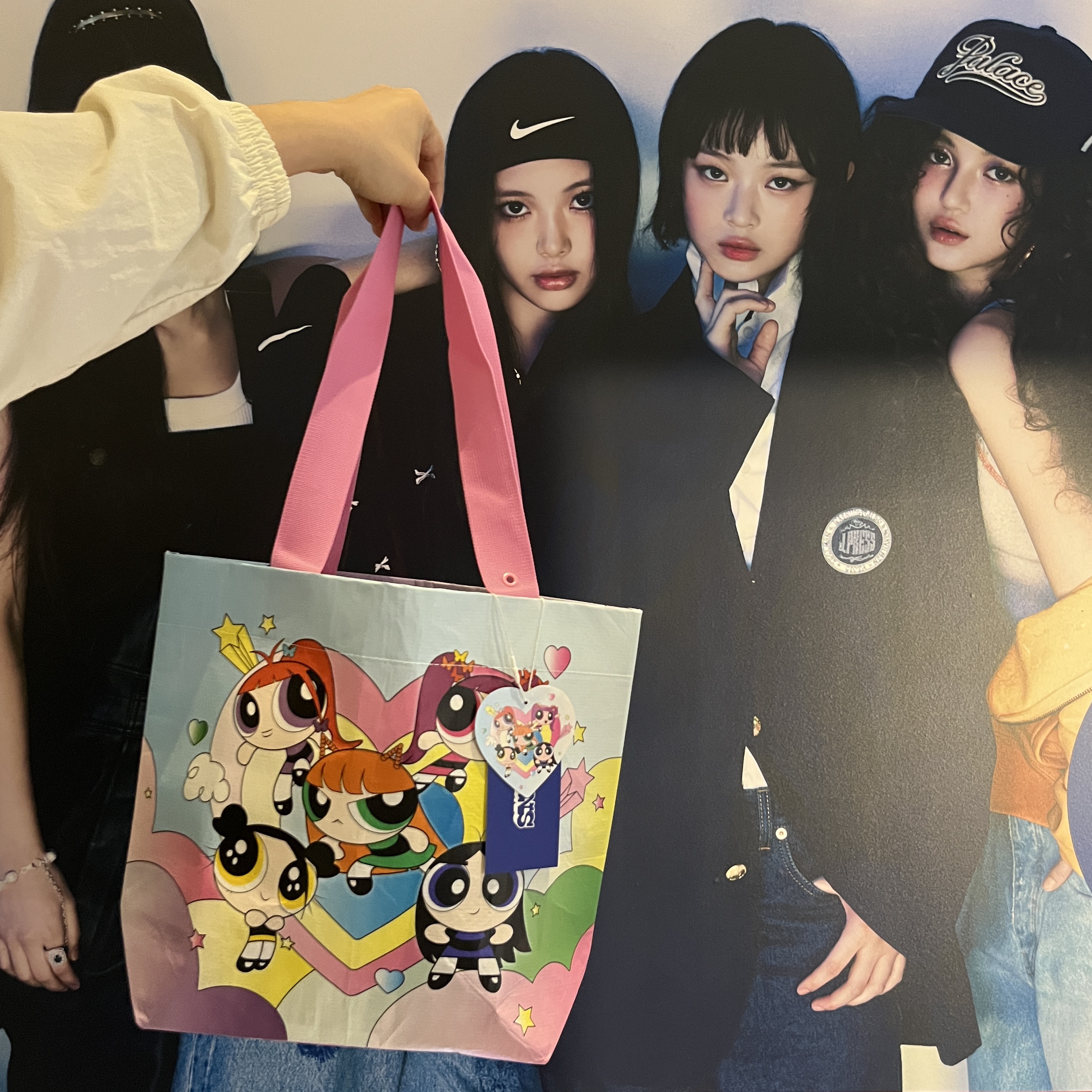 Newjeans x The Powerpuff Girls Medium Reusable Bag 착용 스타일