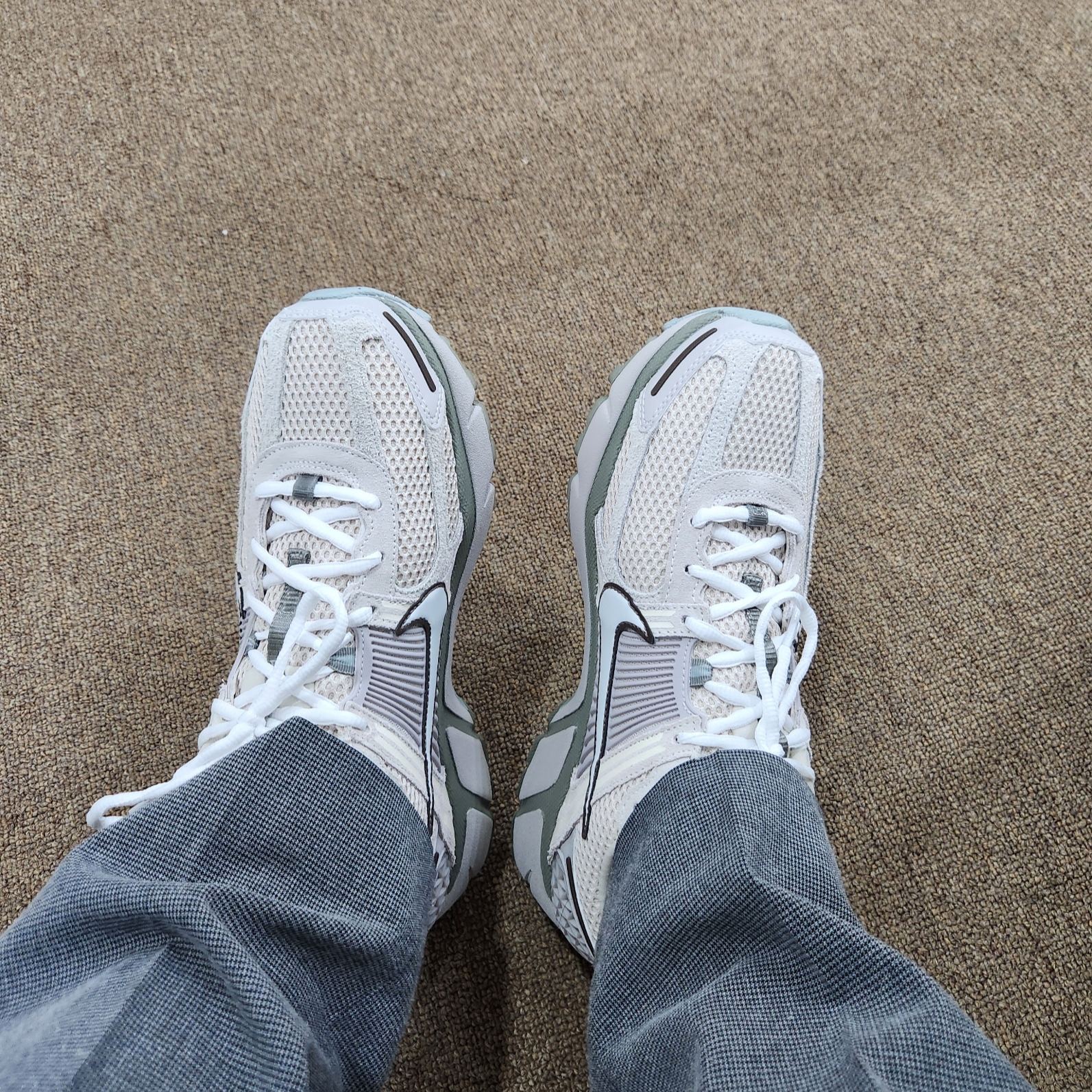 Nike Zoom Vomero 5 SE Light Orewood Brown 착용 스타일