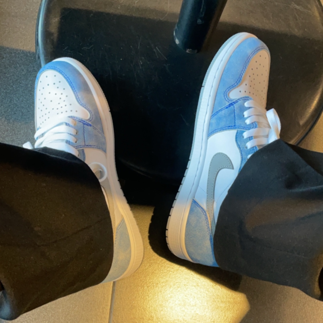 Jordan 1 Retro High OG Hyper Royal 착용 스타일 - 1