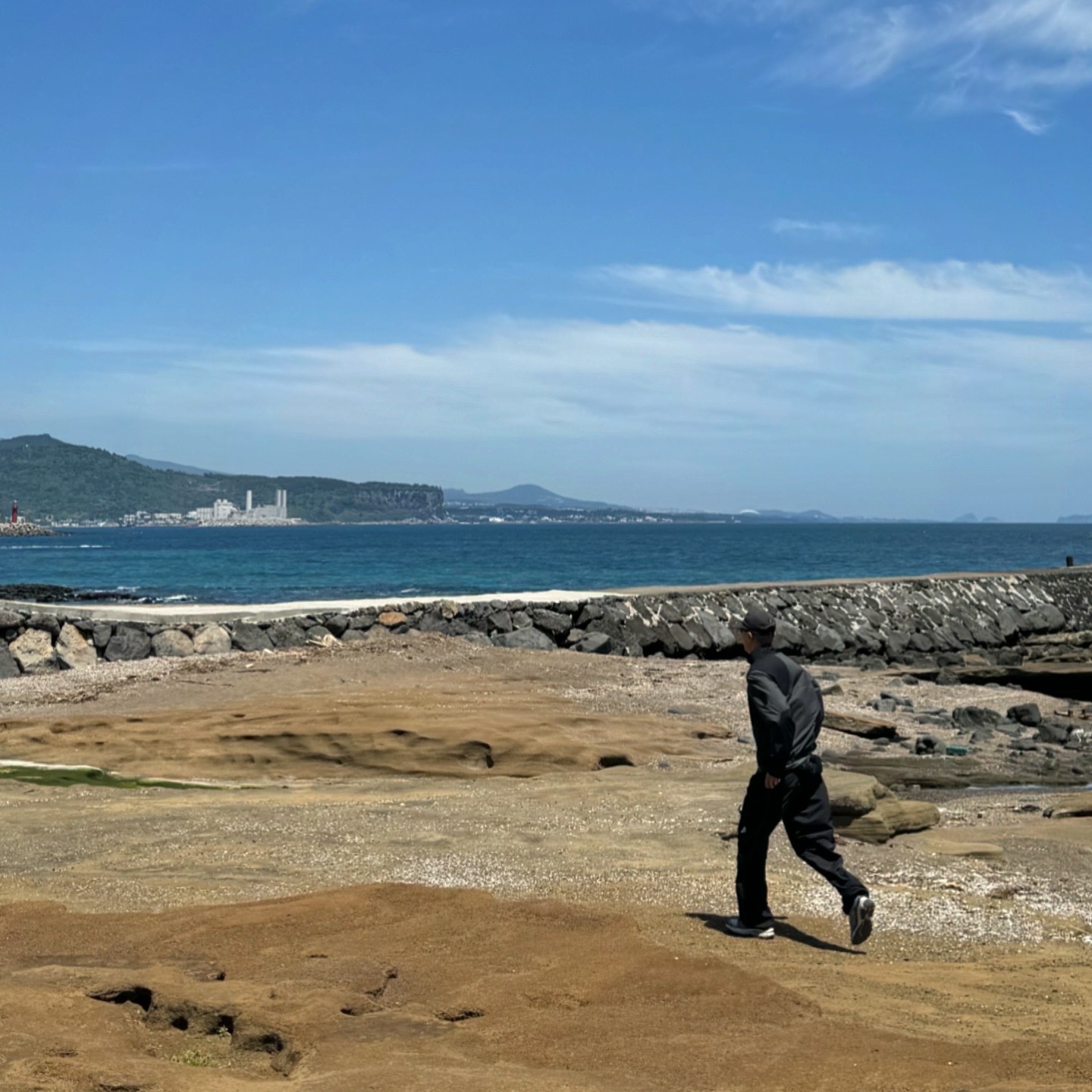 Arc'teryx System A Hangdog Jacket Blackite, And Wander x Gramicci Patchwork Wind Pant Black 착용 스타일 - 3