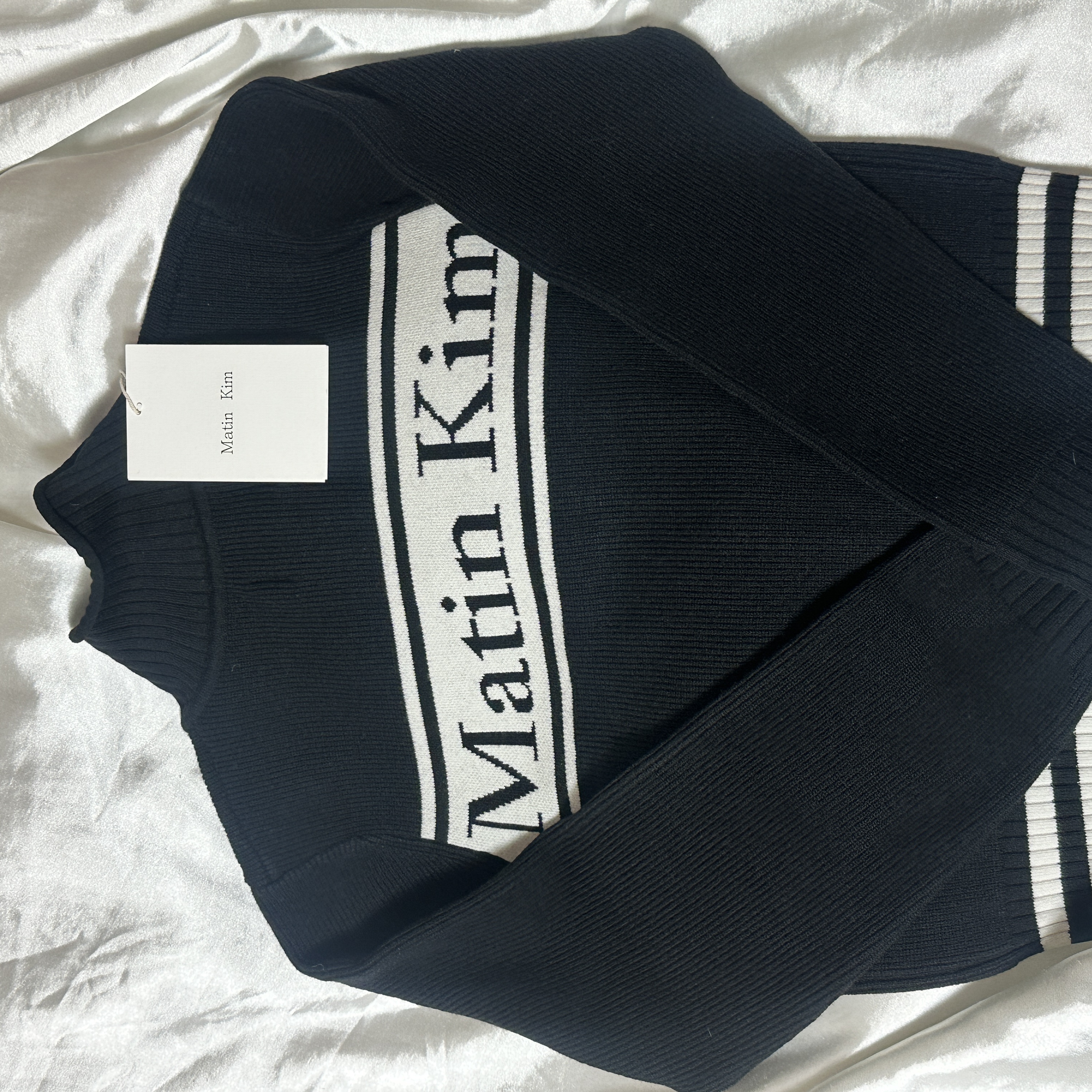 Matin Kim Spell Point Stripe Knit Cardigan Black 착용 스타일 - 1