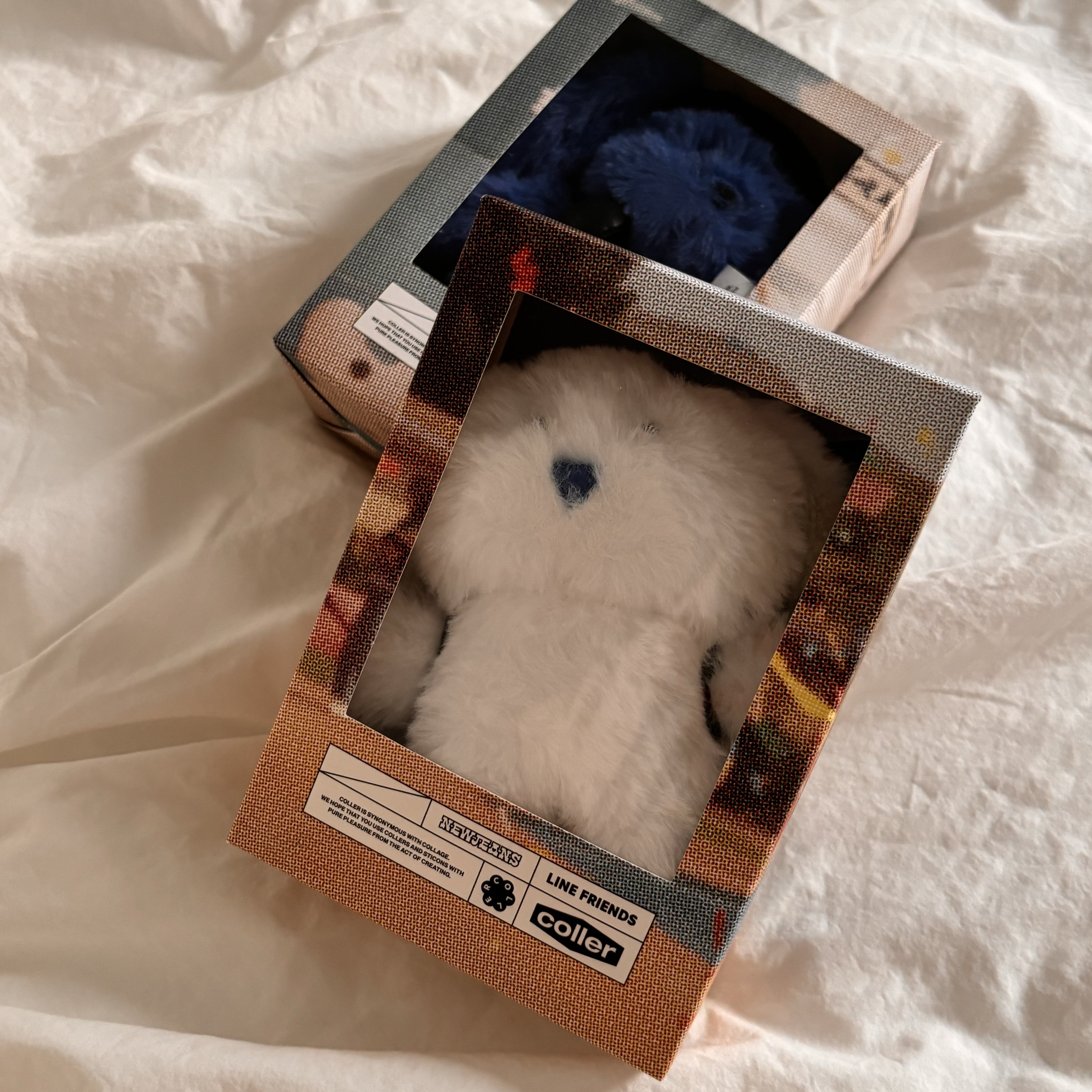 NewJeans x Coller Bunny Plush Keyring White, NewJeans x Coller Furry Bunny Plush Keyring Tide Blue 착용 스타일 - 1