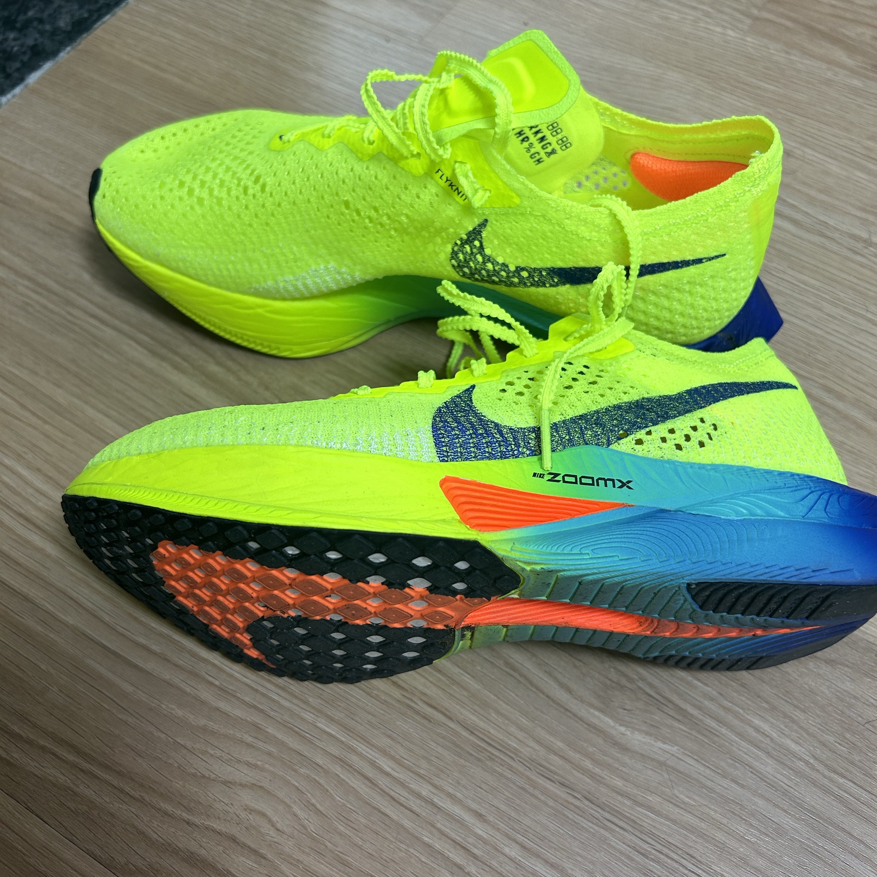 Nike ZoomX Vaporfly Next% 3 Volt Scream Green 착용 스타일 - 1